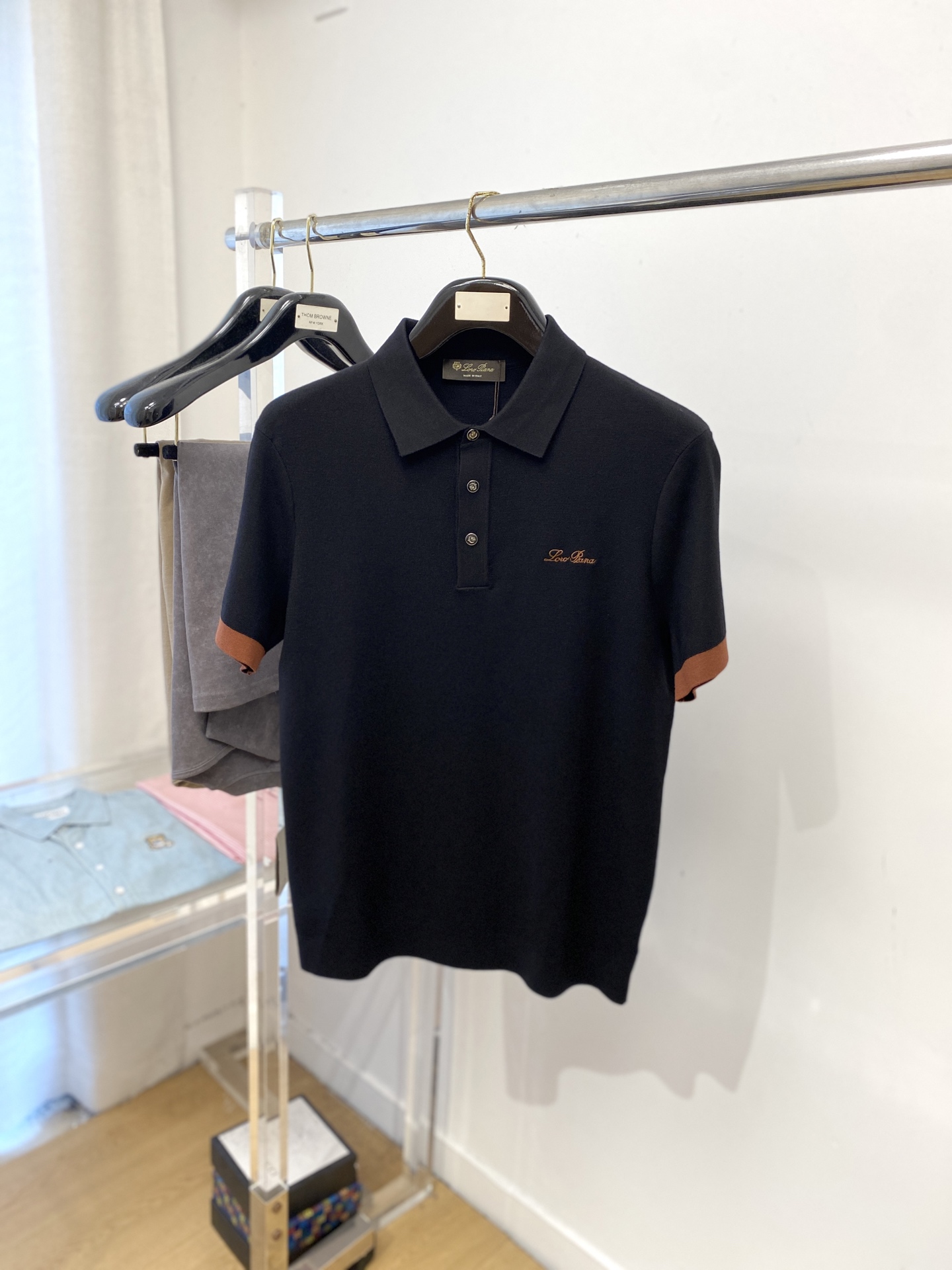 NO:563582,LP, the latest 2025 knitted short-sleeved T-shirt, handsome and fashionable, exquisite embroidered letter logo on the chest, simple and versatile. The fabric cotton is not only crisp and maintains the trendy silhouette, but also comfortable to wear, and the yarn is more delicate. Size M-3XL, loro piana, T-shirt, tees, t-shirt, alexander wang19860909LP、2025最新款针织短袖T恤,帅气时尚,胸前精致刺绣字母logo,简约百搭款.面料棉 不仅挺括,保持潮流的廓形,又穿着舒适,纱织更细腻,码数M-3XL,,loro piana,T-shirt,tees，t-shirt,alexander wang,Men's clothing