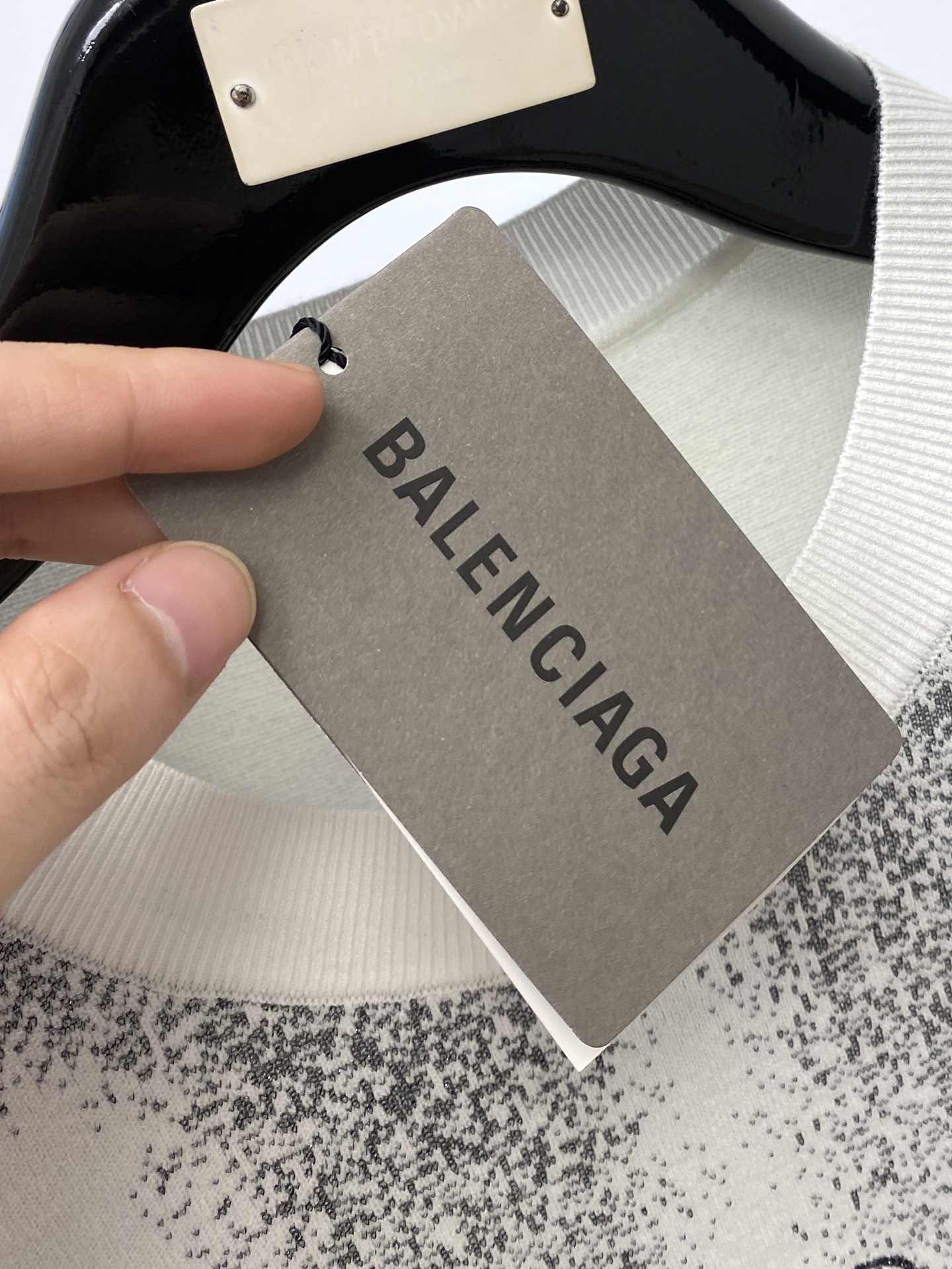 巴黎世家、2025最新款针织短袖T恤，帅气时尚，胸口设计凹凸图案字母logo，简约百搭款。面料棉 不仅挺