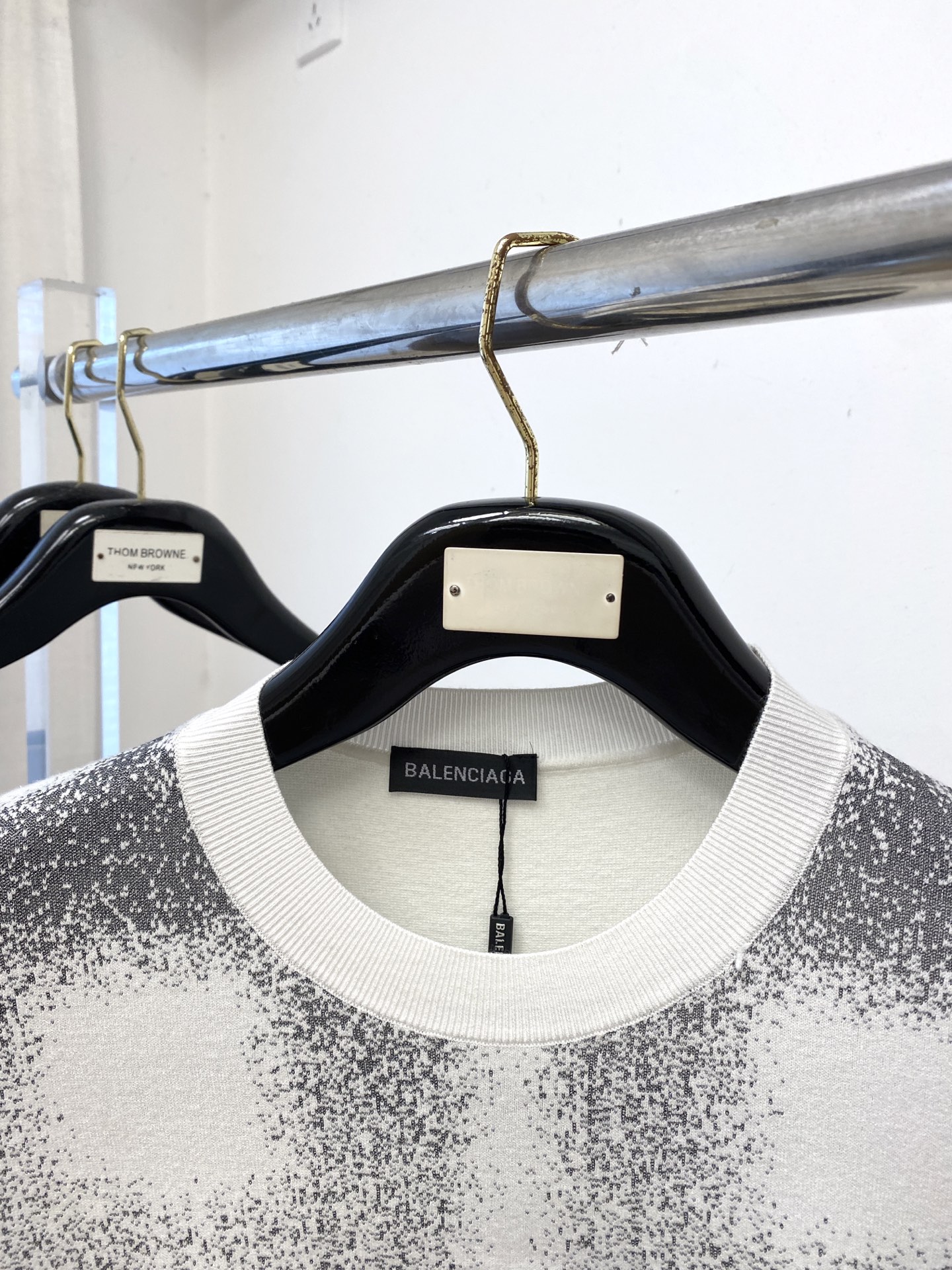 巴黎世家、2025最新款针织短袖T恤，帅气时尚，胸口设计凹凸图案字母logo，简约百搭款。面料棉 不仅挺