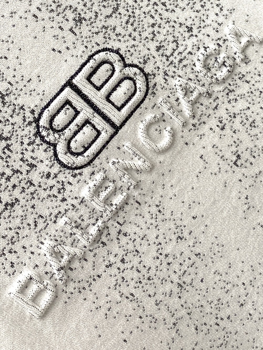 巴黎世家、2025最新款针织短袖T恤，帅气时尚，胸口设计凹凸图案字母logo，简约百搭款。面料棉 不仅挺