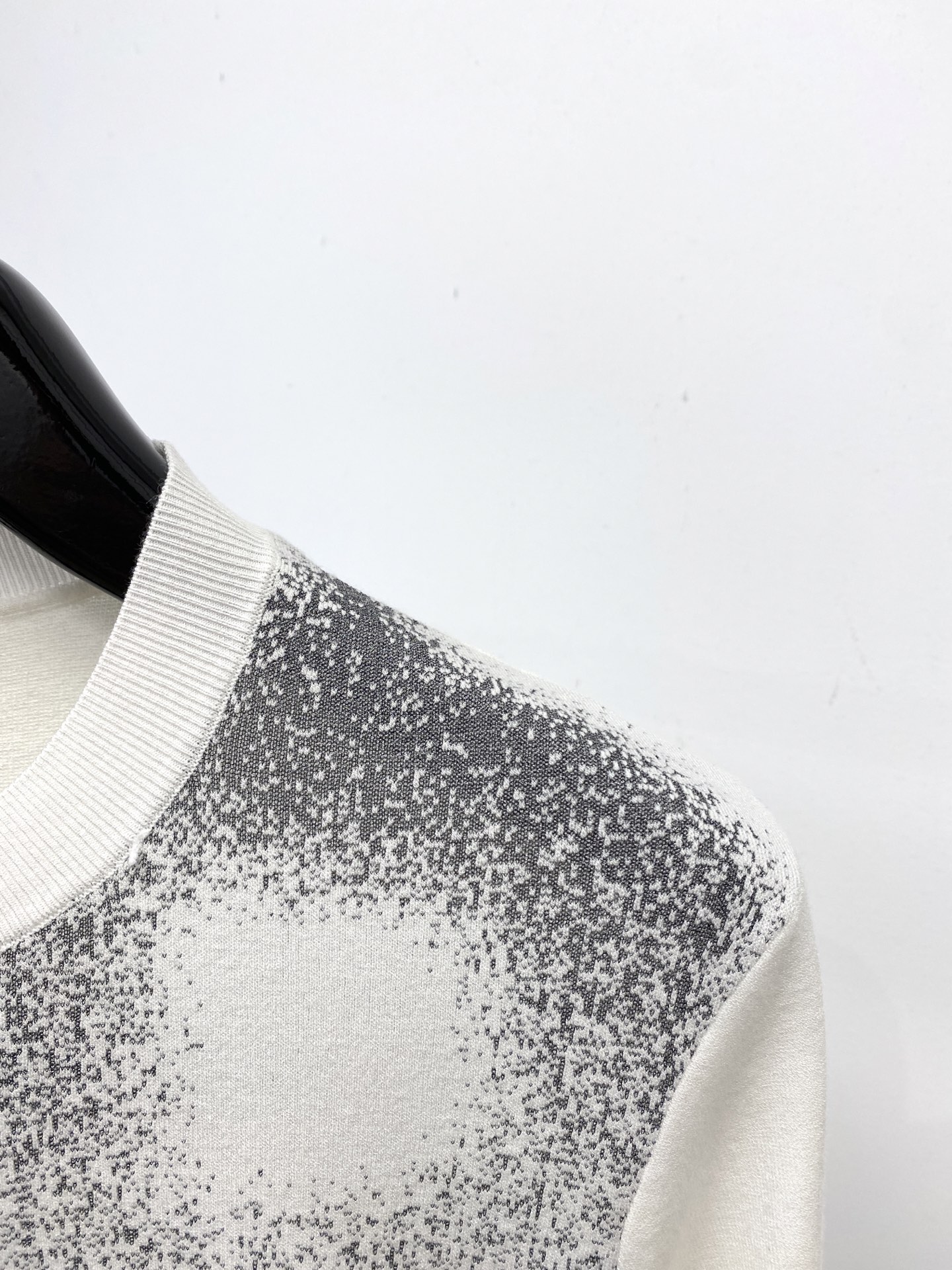 巴黎世家、2025最新款针织短袖T恤，帅气时尚，胸口设计凹凸图案字母logo，简约百搭款。面料棉 不仅挺