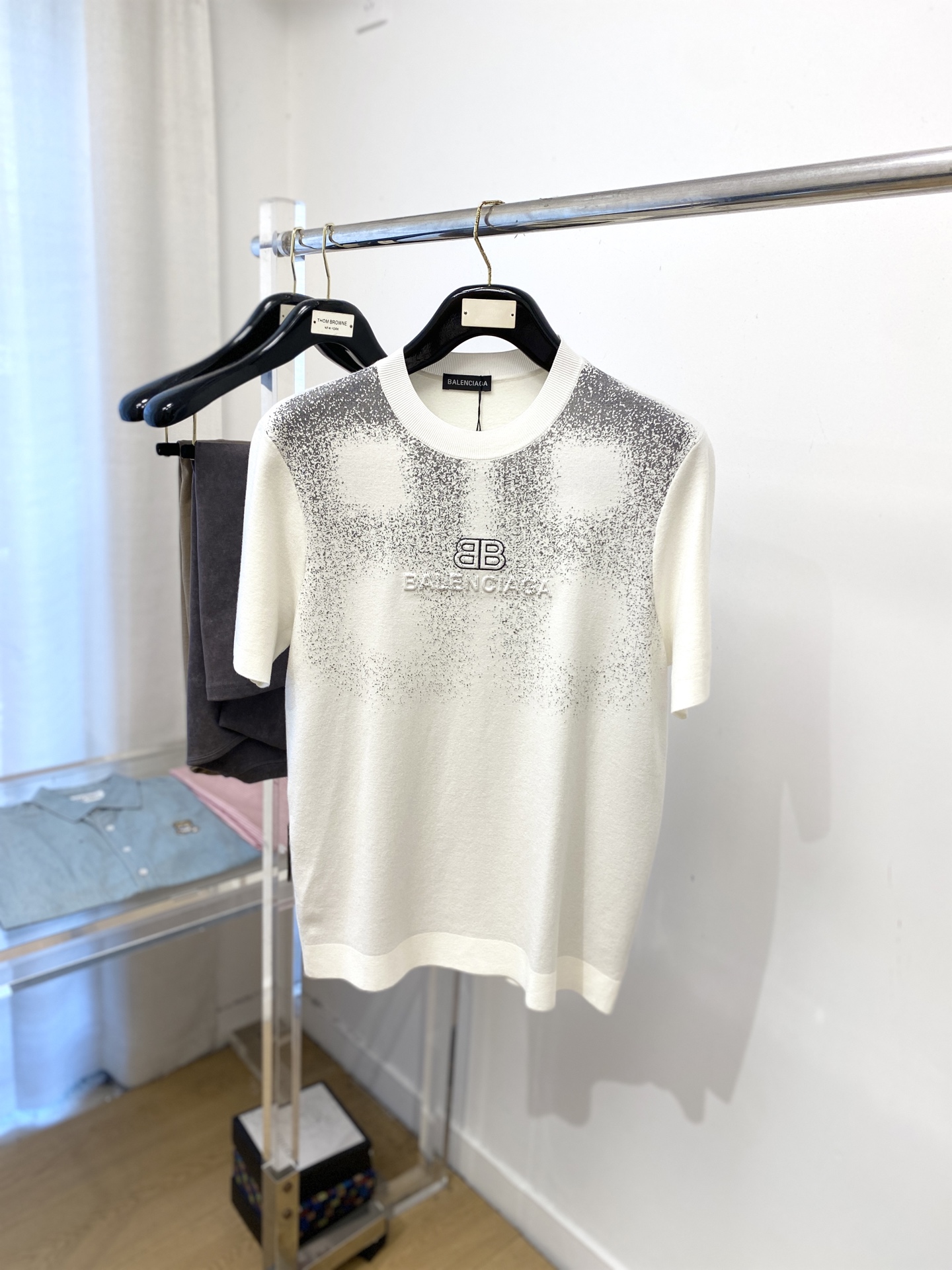 NO:567642,Balenciaga, the latest 2025 knitted short-sleeved T-shirt, handsome and fashionable, with a concave and convex pattern letter logo on the chest, simple and versatile. The fabric cotton is not only crisp and maintains the trendy silhouette, but also comfortable to wear, and the yarn is more delicate. Size M-3XL,,balenciaga,T-shirt,tees,t-shirt,alexander wang19860909巴黎世家、2025最新款针织短袖T恤,帅气时尚,胸口设计凹凸图案字母logo,简约百搭款.面料棉 不仅挺括,保持潮流的廓形,又穿着舒适,纱织更细腻,码数M-3XL,,balenciaga,T-shirt,tees，t-shirt,alexander wang,Men's clothing