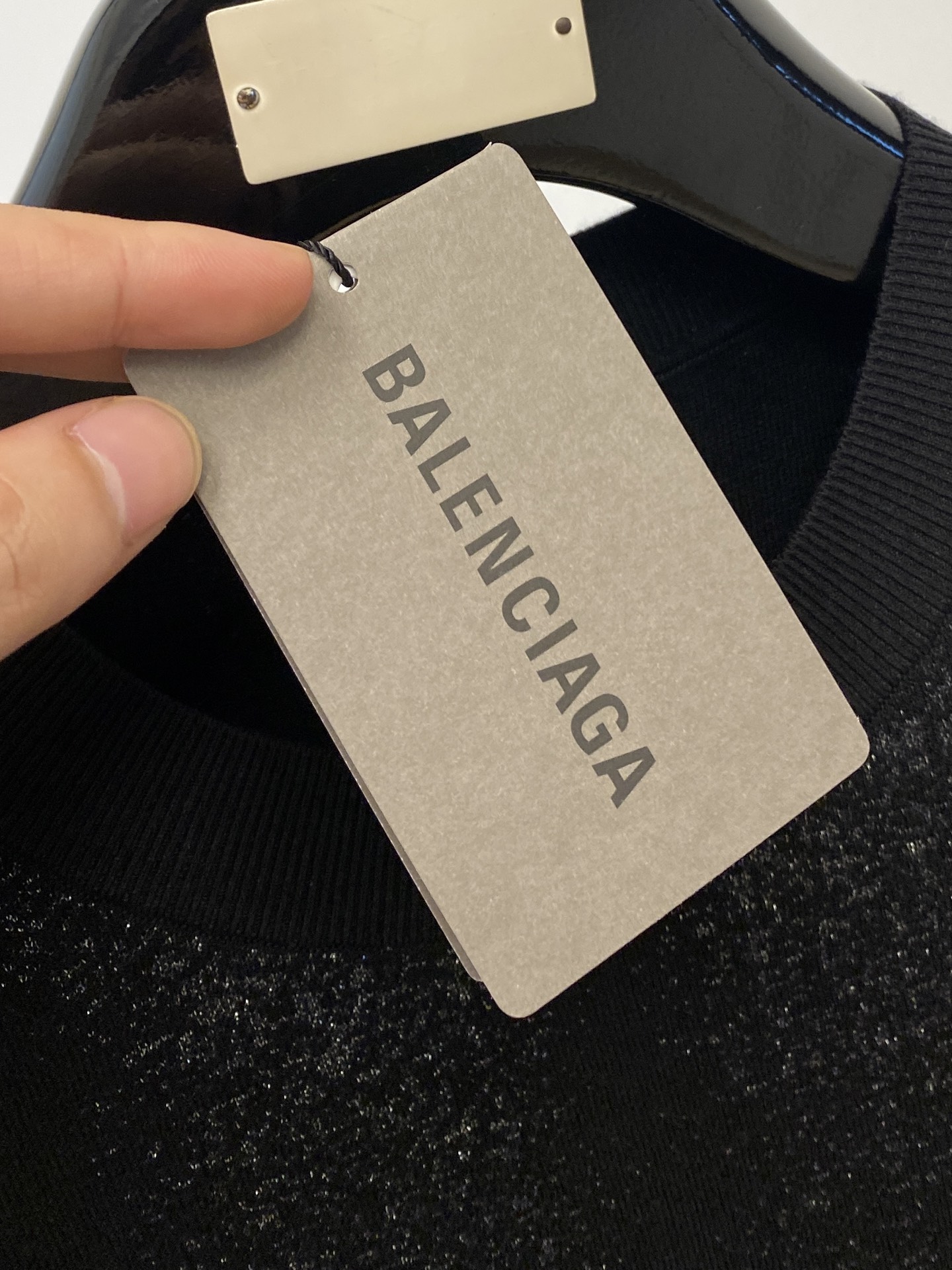 巴黎世家、2025最新款针织短袖T恤，帅气时尚，胸口设计凹凸图案字母logo，简约百搭款。面料棉 不仅挺