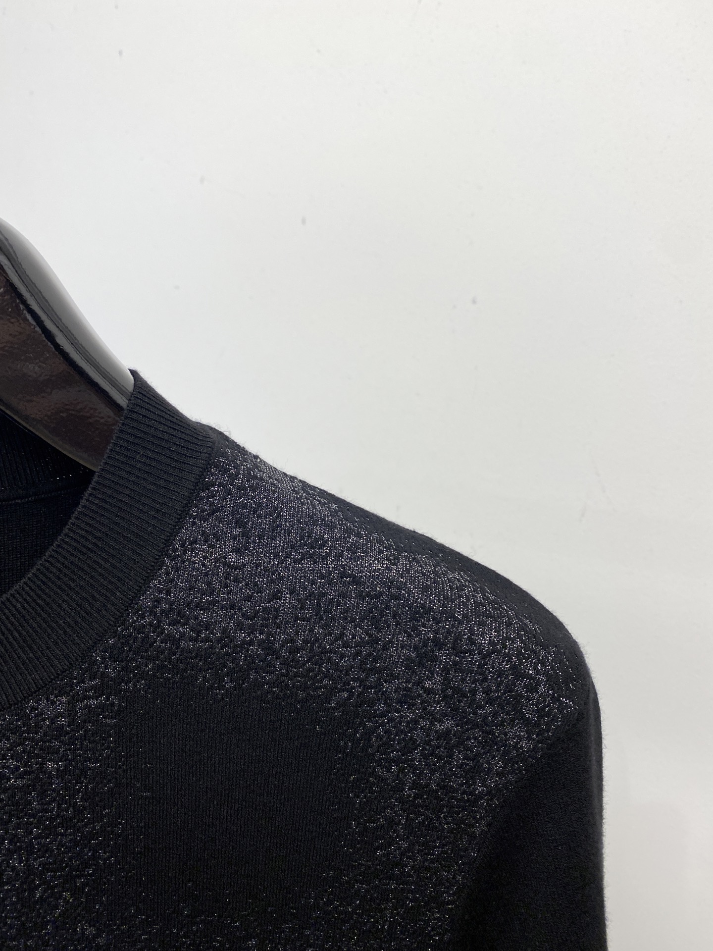 巴黎世家、2025最新款针织短袖T恤，帅气时尚，胸口设计凹凸图案字母logo，简约百搭款。面料棉 不仅挺