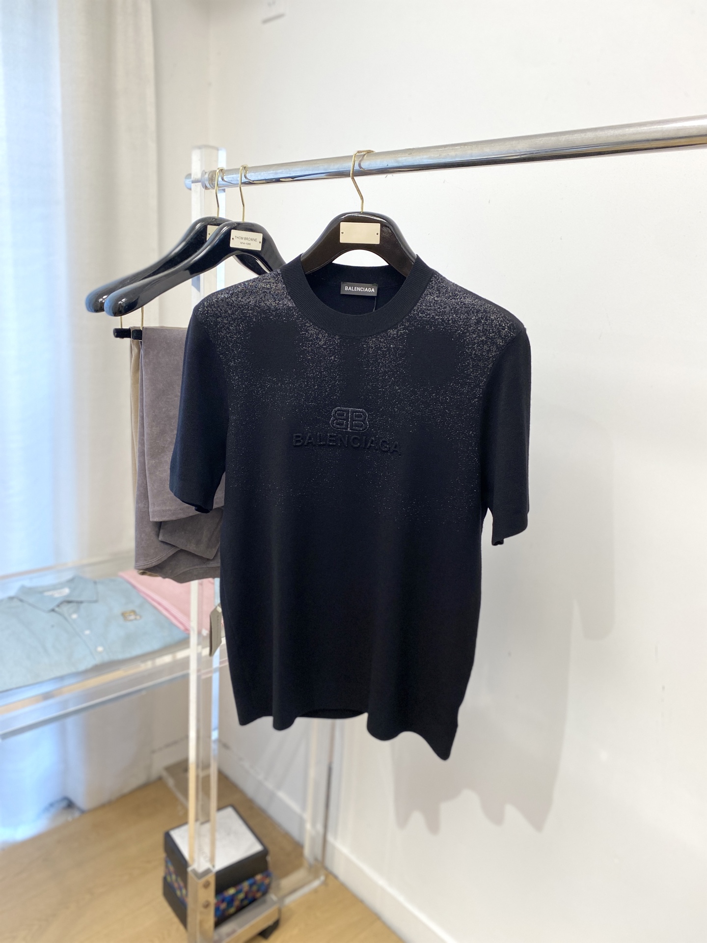 巴黎世家、2025最新款针织短袖T恤，帅气时尚，胸口设计凹凸图案字母logo，简约百搭款。面料棉 不仅挺