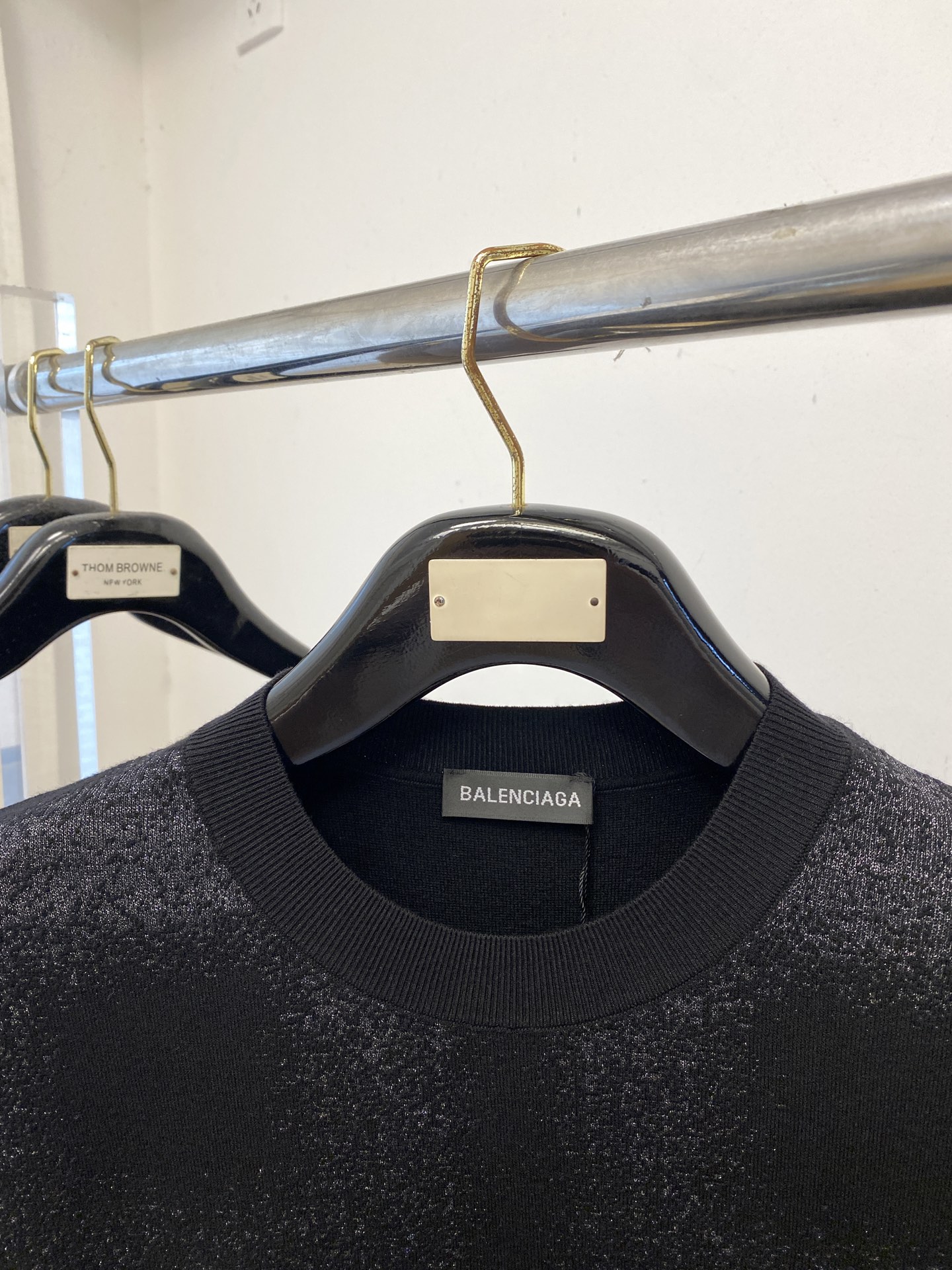 巴黎世家、2025最新款针织短袖T恤，帅气时尚，胸口设计凹凸图案字母logo，简约百搭款。面料棉 不仅挺