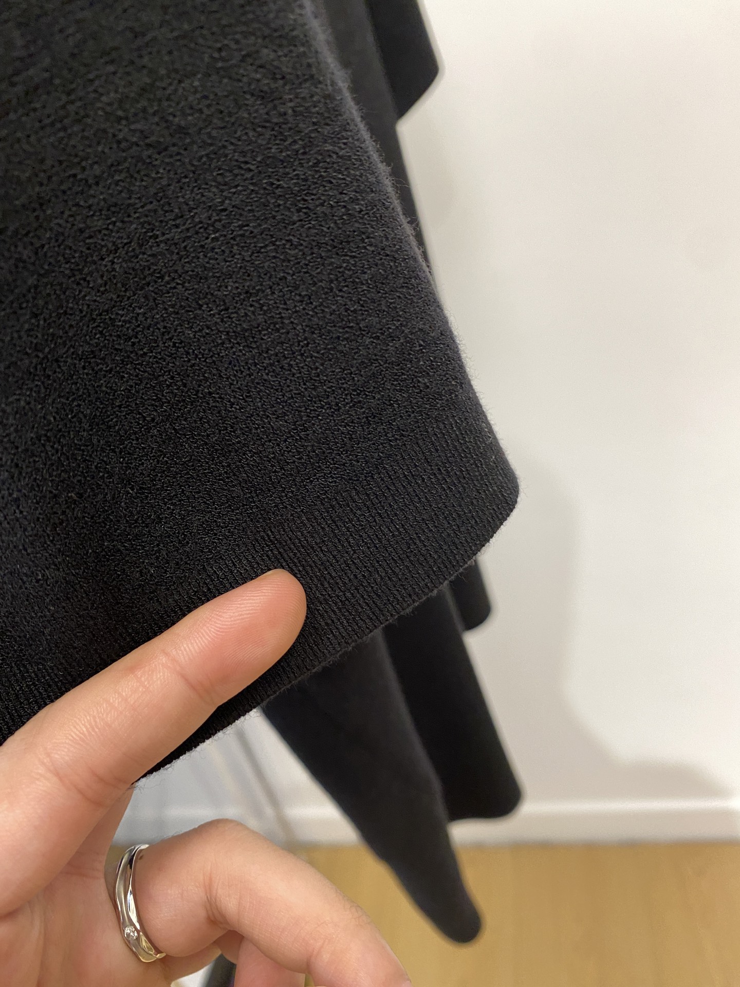 巴黎世家、2025最新款针织短袖T恤，帅气时尚，胸口设计凹凸图案字母logo，简约百搭款。面料棉 不仅挺