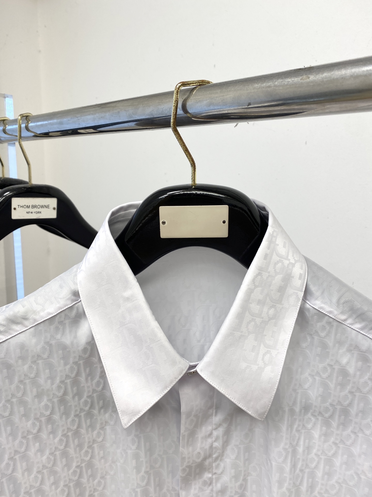 ￼ 迪奥、2025新品衬衫，时尚帅气，简约百搭款，定制原版面料，不仅挺括，保持潮流的廓形，又穿着舒适，纱