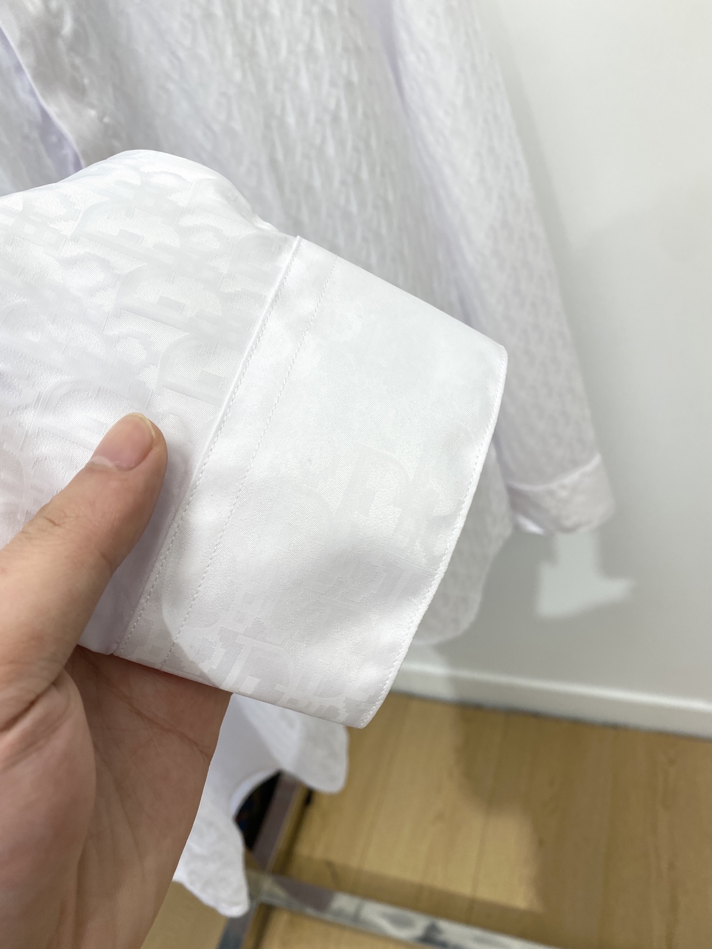 ￼ 迪奥、2025新品衬衫，时尚帅气，简约百搭款，定制原版面料，不仅挺括，保持潮流的廓形，又穿着舒适，纱