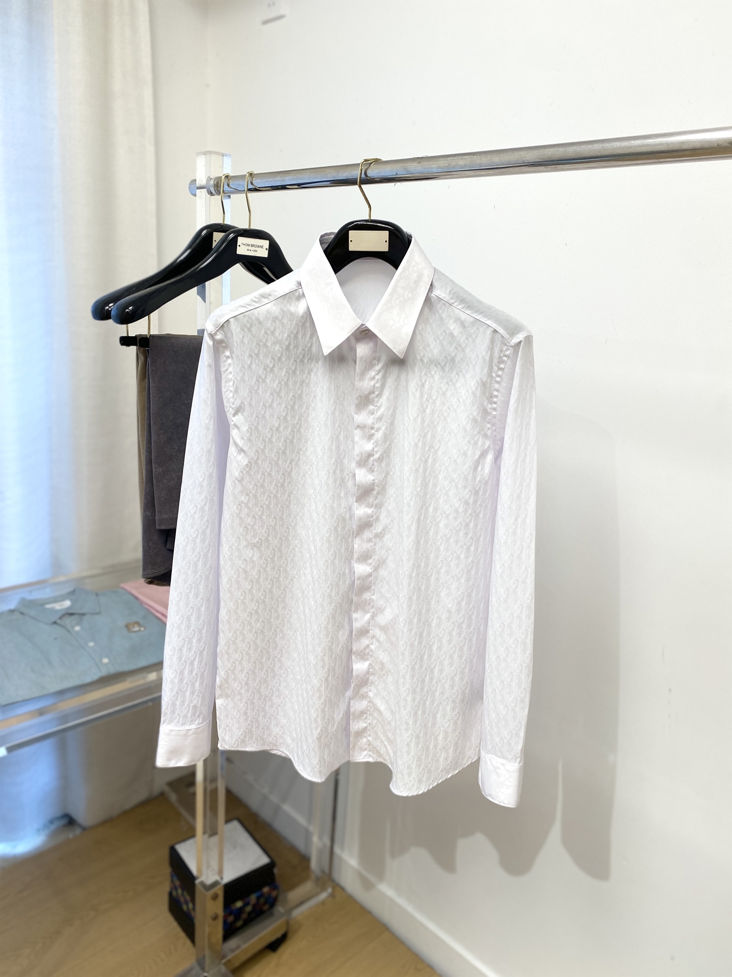 NO:563599,Dior, 2025 new shirts, fashionable and handsome, simple and versatile, customized original fabrics, not only crisp and trendy silhouette, but also comfortable to wear, more delicate yarn, size S-2XL,, dior, shirts, alexander wang19860909迪奥、2025新品衬衫,时尚帅气,简约百搭款,定制原版面料,不仅挺括,保持潮流的廓形,又穿着舒适,纱织更细腻码数S-2XL,,dior,shirts,alexander wang,Men's clothing