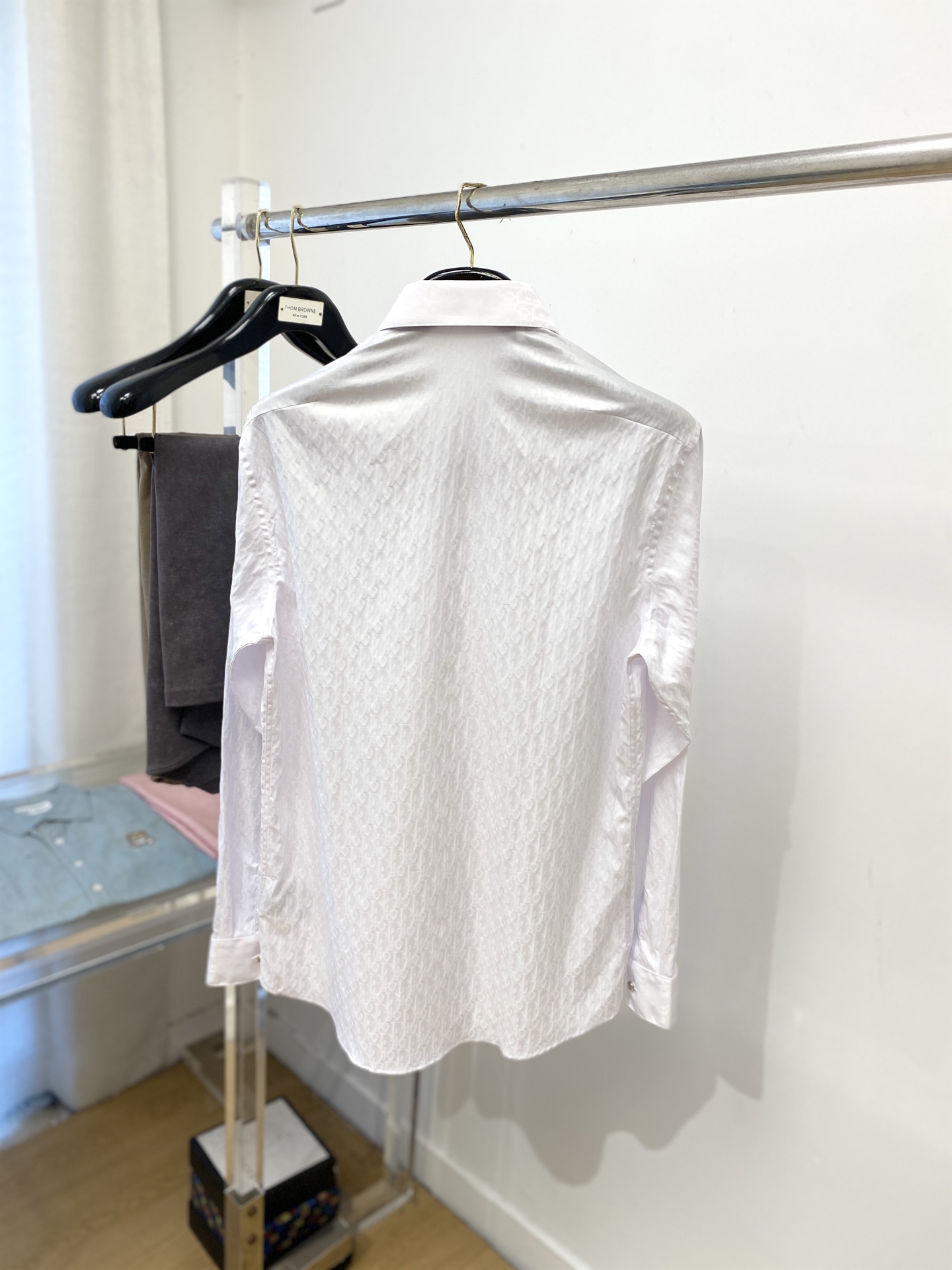 ￼ 迪奥、2025新品衬衫，时尚帅气，简约百搭款，定制原版面料，不仅挺括，保持潮流的廓形，又穿着舒适，纱