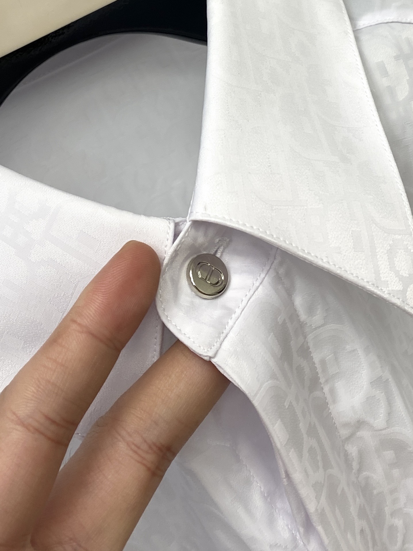 ￼ 迪奥、2025新品衬衫，时尚帅气，简约百搭款，定制原版面料，不仅挺括，保持潮流的廓形，又穿着舒适，纱