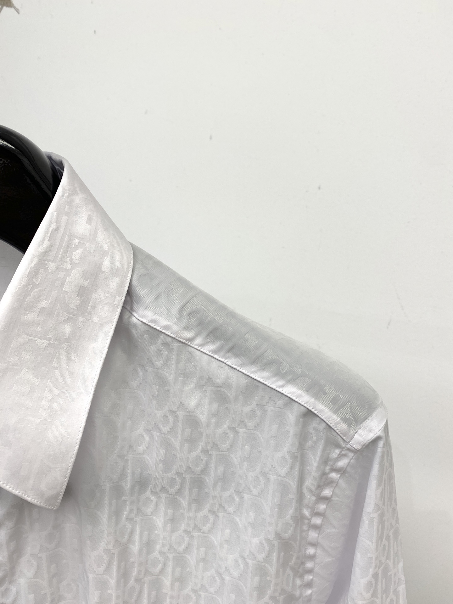 ￼ 迪奥、2025新品衬衫，时尚帅气，简约百搭款，定制原版面料，不仅挺括，保持潮流的廓形，又穿着舒适，纱