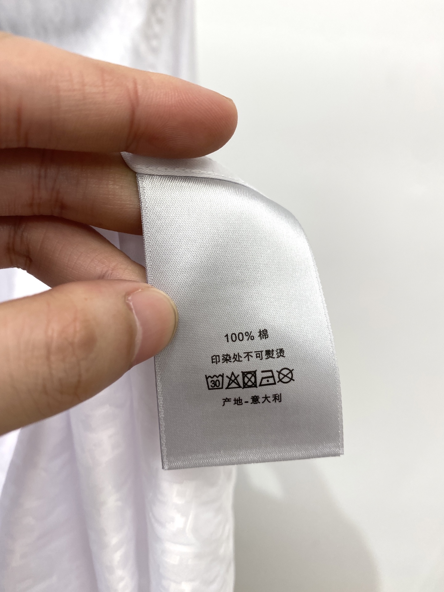 ￼ 迪奥、2025新品衬衫，时尚帅气，简约百搭款，定制原版面料，不仅挺括，保持潮流的廓形，又穿着舒适，纱