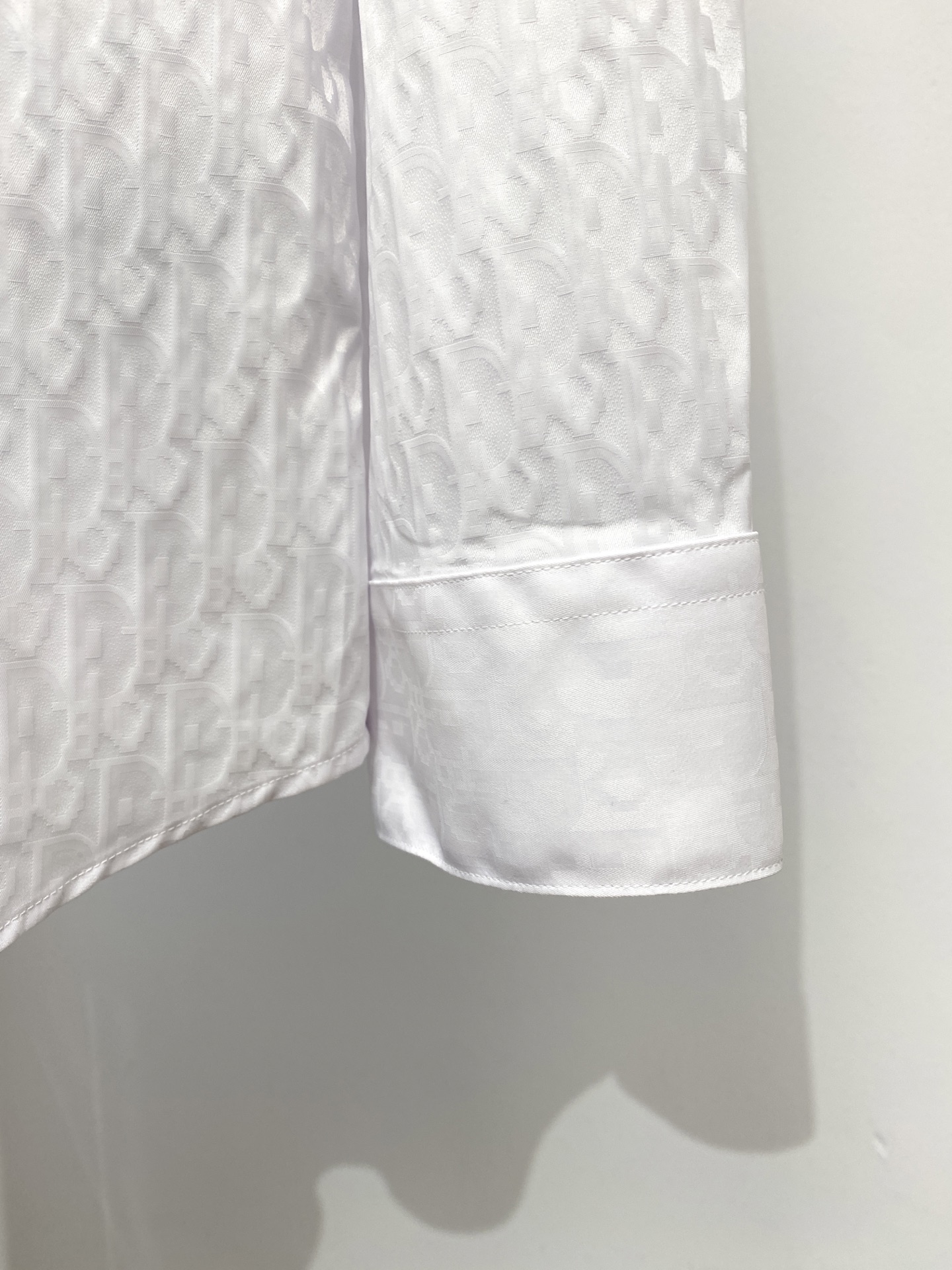 ￼ 迪奥、2025新品衬衫，时尚帅气，简约百搭款，定制原版面料，不仅挺括，保持潮流的廓形，又穿着舒适，纱