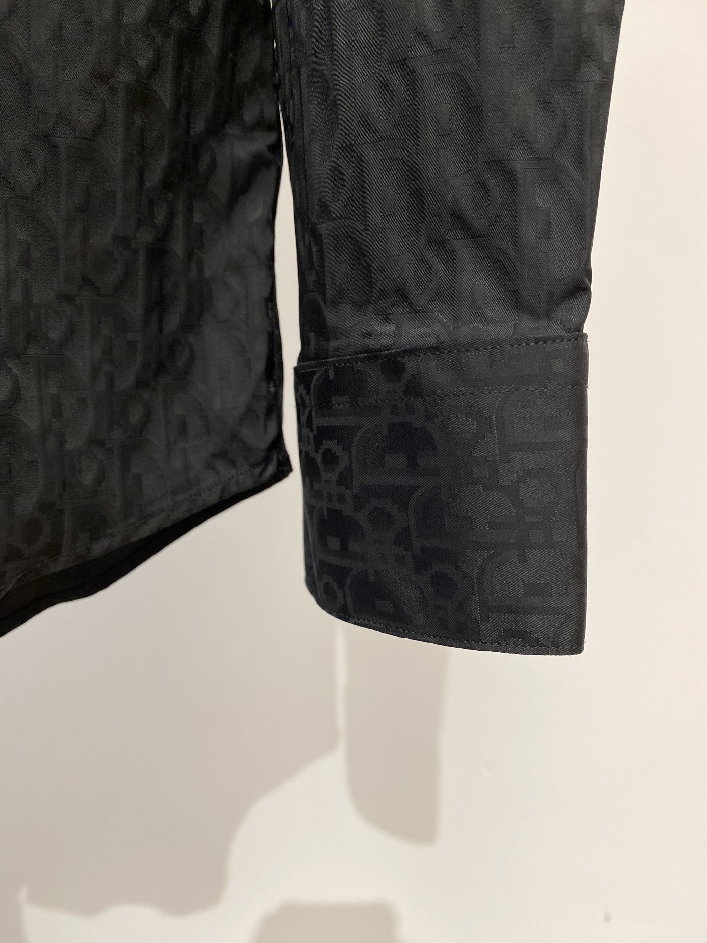 迪奥、2025新品衬衫，时尚帅气，简约百搭款，定制原版面料，不仅挺括，保持潮流的廓形，又穿着舒适，纱织更