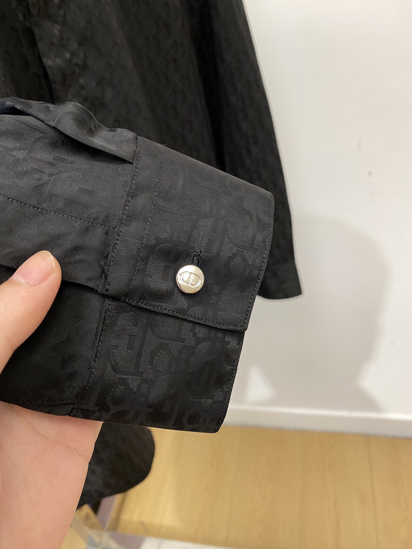 迪奥、2025新品衬衫，时尚帅气，简约百搭款，定制原版面料，不仅挺括，保持潮流的廓形，又穿着舒适，纱织更