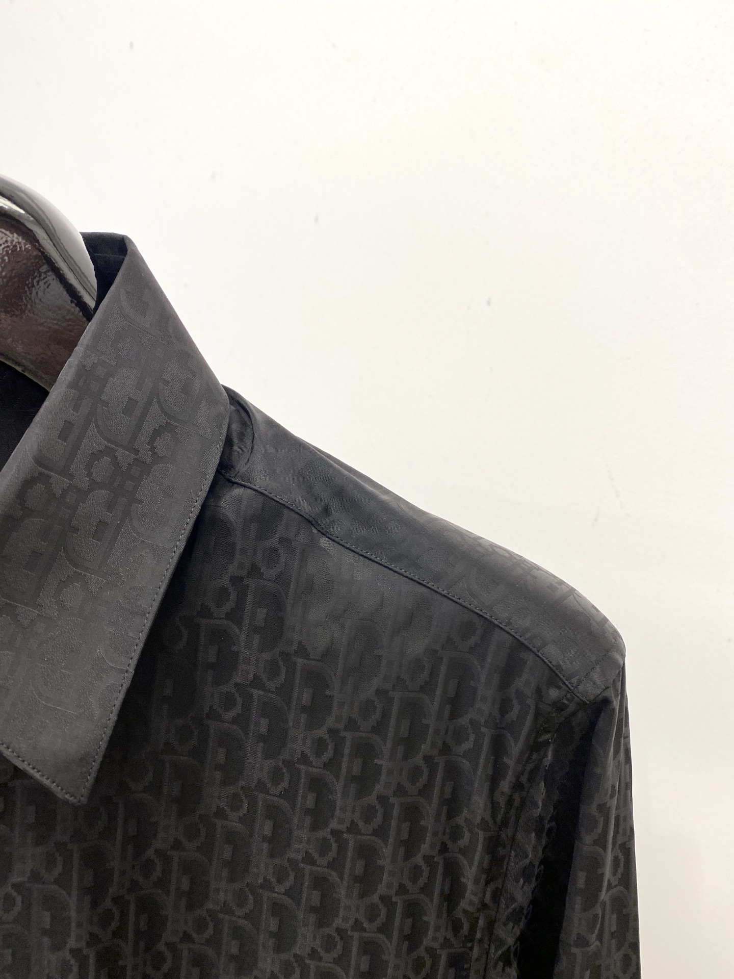 迪奥、2025新品衬衫，时尚帅气，简约百搭款，定制原版面料，不仅挺括，保持潮流的廓形，又穿着舒适，纱织更