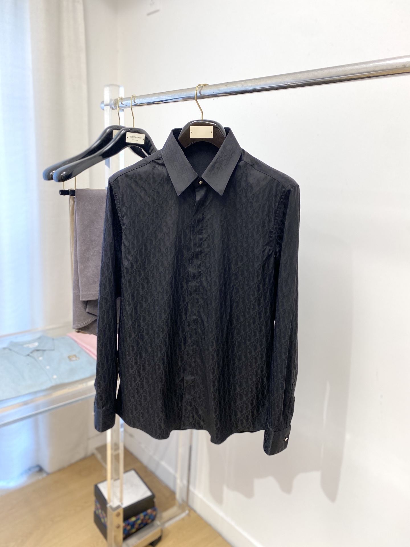 NO:563591,Dior, 2025 new shirts, fashionable and handsome, simple and versatile, customized original fabrics, not only crisp and trendy silhouette, but also comfortable to wear, more delicate yarn, size S-2XL,, dior, shirts, alexander wang19860909迪奥、2025新品衬衫,时尚帅气,简约百搭款,定制原版面料,不仅挺括,保持潮流的廓形,又穿着舒适,纱织更细腻码数S-2XL,,dior,shirts,alexander wang,Men's clothing