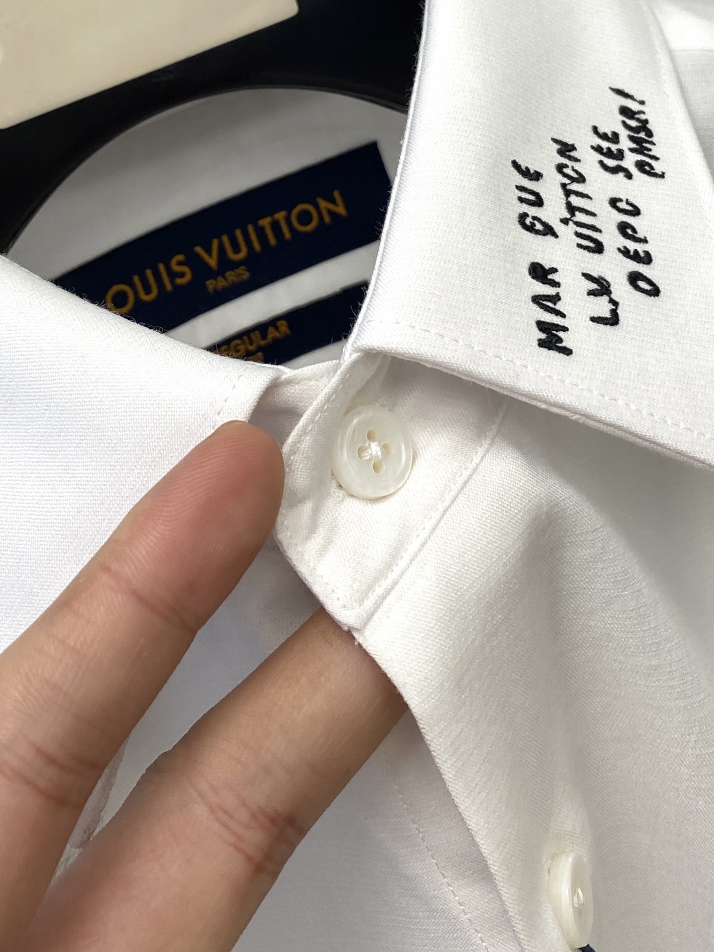 路易威登、2025新品衬衫，时尚帅气，简约百搭款，定制原版面料，不仅挺括，保持潮流的廓形，又穿着舒适，纱