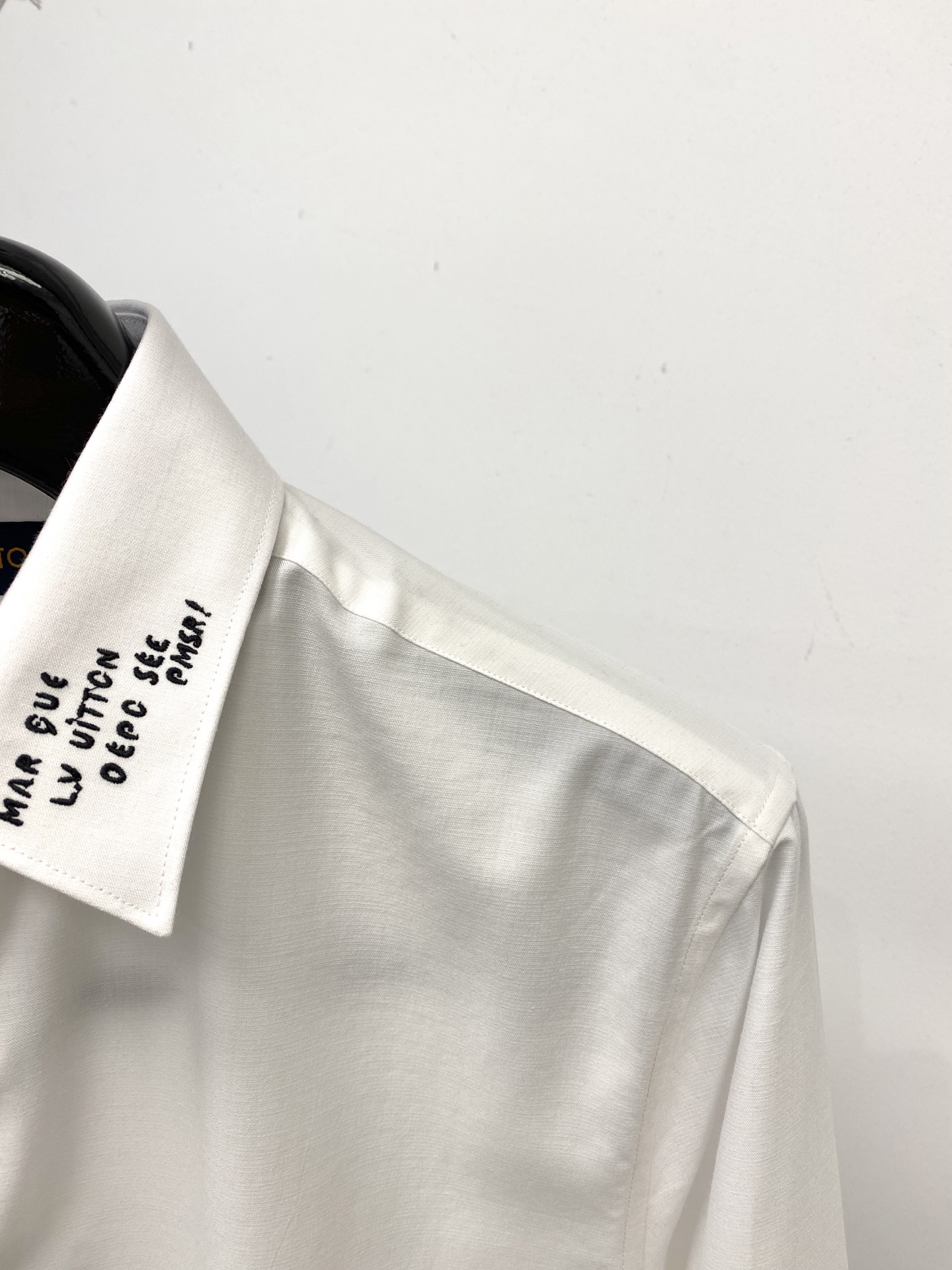 路易威登、2025新品衬衫，时尚帅气，简约百搭款，定制原版面料，不仅挺括，保持潮流的廓形，又穿着舒适，纱