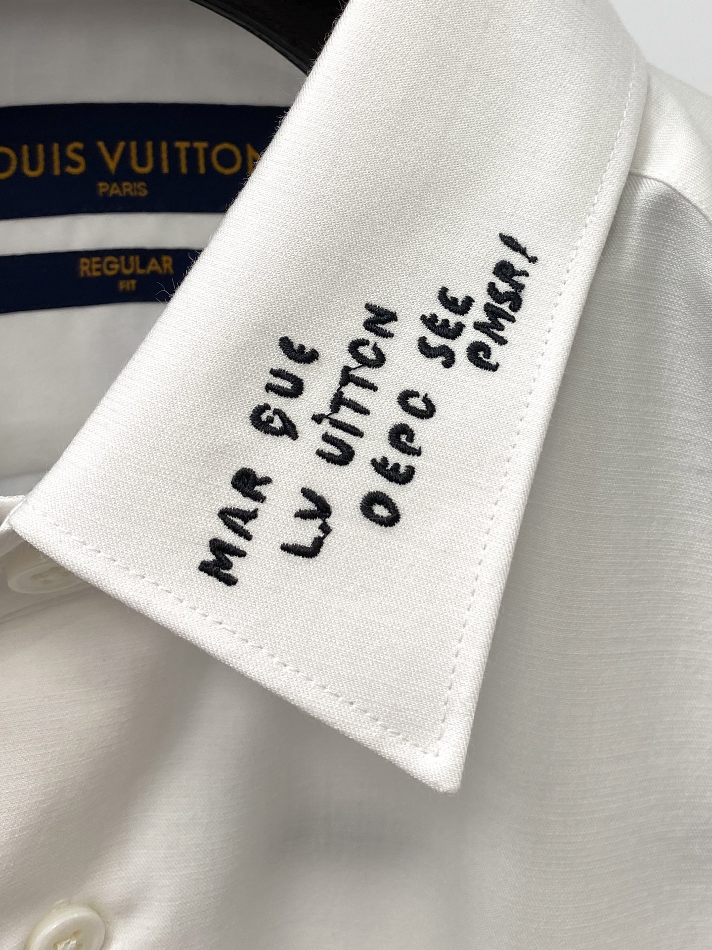 路易威登、2025新品衬衫，时尚帅气，简约百搭款，定制原版面料，不仅挺括，保持潮流的廓形，又穿着舒适，纱