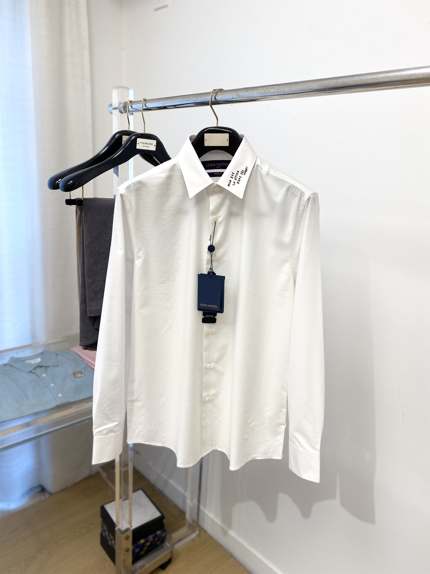 NO:563583,Louis Vuitton, 2025 new shirts, fashionable and handsome, simple and versatile, customized original fabrics, not only crisp and trendy, but also comfortable to wear, the yarn is more delicate, size S-2XL,, louis vuitton, shirts, alexander wang19860909路易威登、2025新品衬衫,时尚帅气,简约百搭款,定制原版面料,不仅挺括,保持潮流的廓形,又穿着舒适,纱织更细腻码数S-2XL,,louis vuitton,shirts,alexander wang,Men's clothing