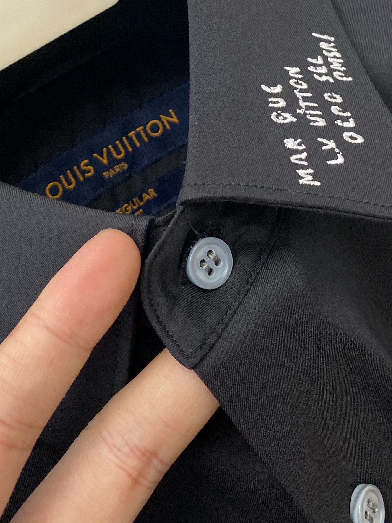 路易威登、2025新品衬衫，时尚帅气，简约百搭款，定制原版面料，不仅挺括，保持潮流的廓形，又穿着舒适，纱