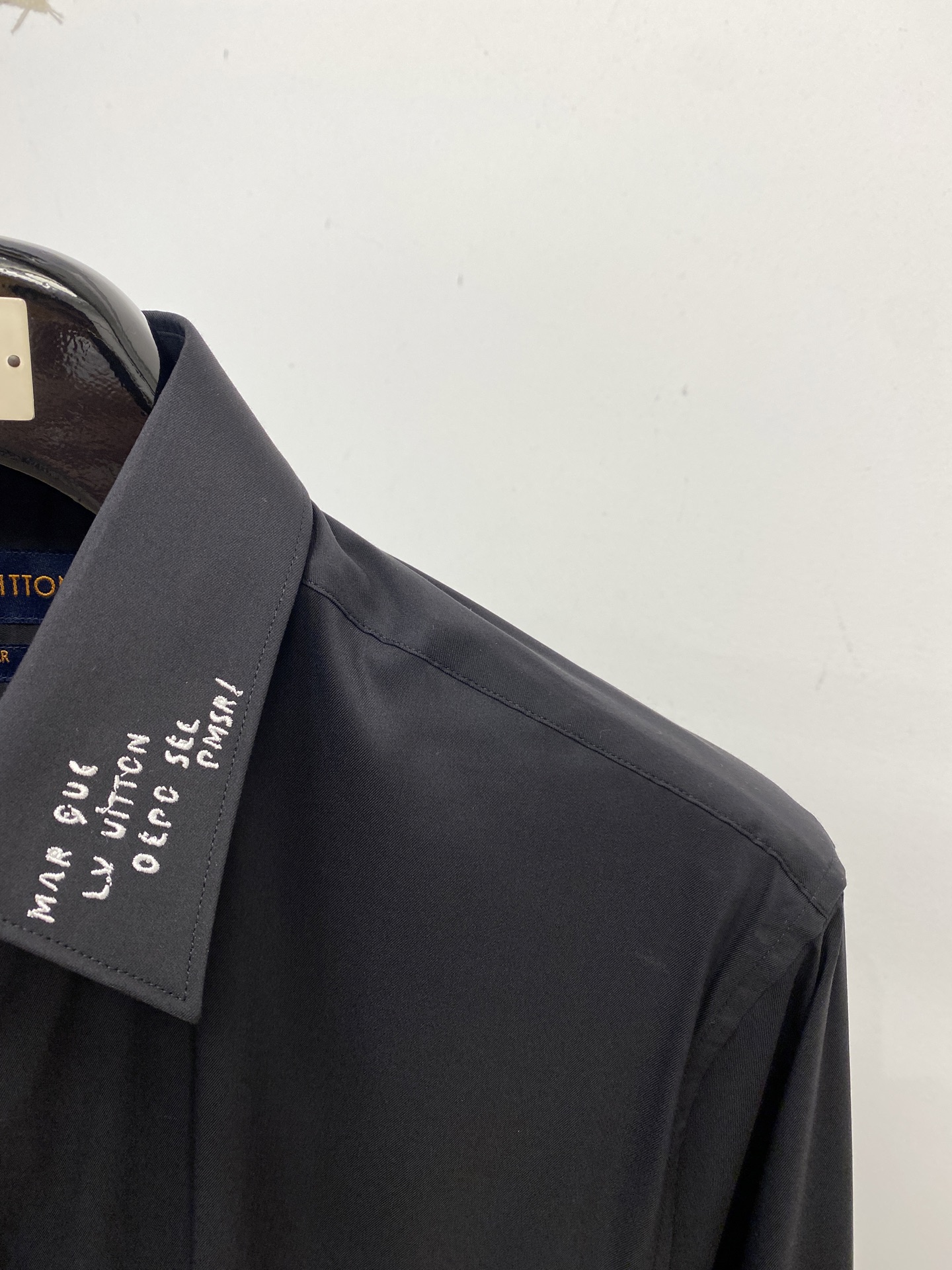 路易威登、2025新品衬衫，时尚帅气，简约百搭款，定制原版面料，不仅挺括，保持潮流的廓形，又穿着舒适，纱