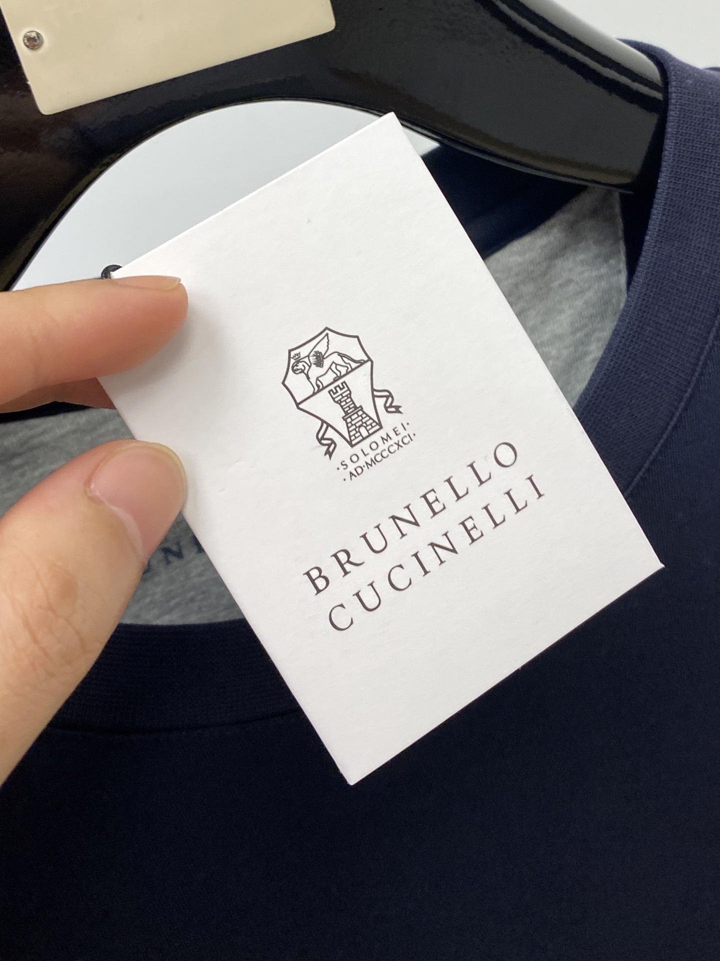 ￼ Brunello Cucinelli、2025最新款长袖，帅气时尚，胸前精致刺绣图案logo，简约百