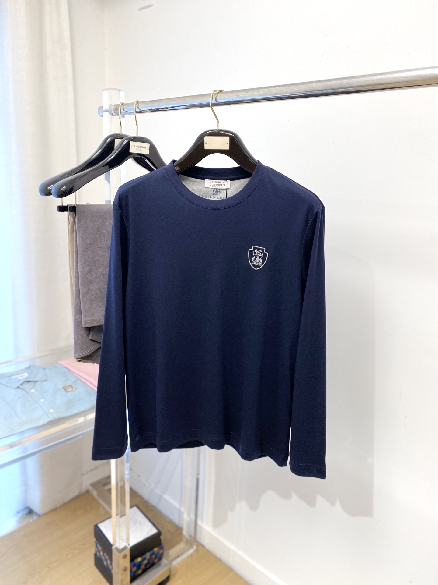 NO:563641,Brunello Cucinelli, 2025 latest long-sleeved model, handsome and fashionable, exquisite embroidered logo on the chest, simple and versatile. The fabric is cotton, which is not only crisp and maintains the trendy silhouette, but also comfortable to wear, and the yarn is more delicate. Size M-4XL,, brunello cucinelli, alexander wang19860909Brunello Cucinelli、2025最新款长袖,帅气时尚,胸前精致刺绣图案logo,简约百搭款.面料棉 不仅挺括,保持潮流的廓形,又穿着舒适,纱织更细腻,码数M-4XL,,brunello cucinelli,alexander wang,Men's clothing