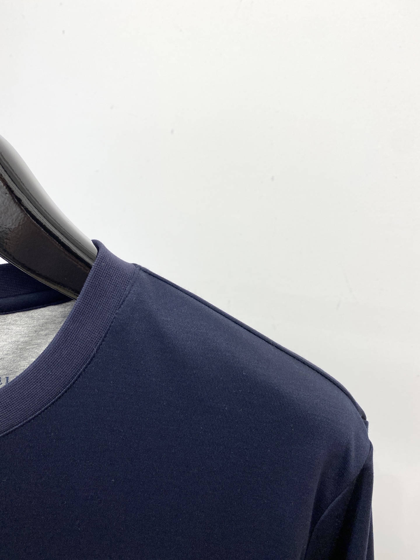 ￼ Brunello Cucinelli、2025最新款长袖，帅气时尚，胸前精致刺绣图案logo，简约百