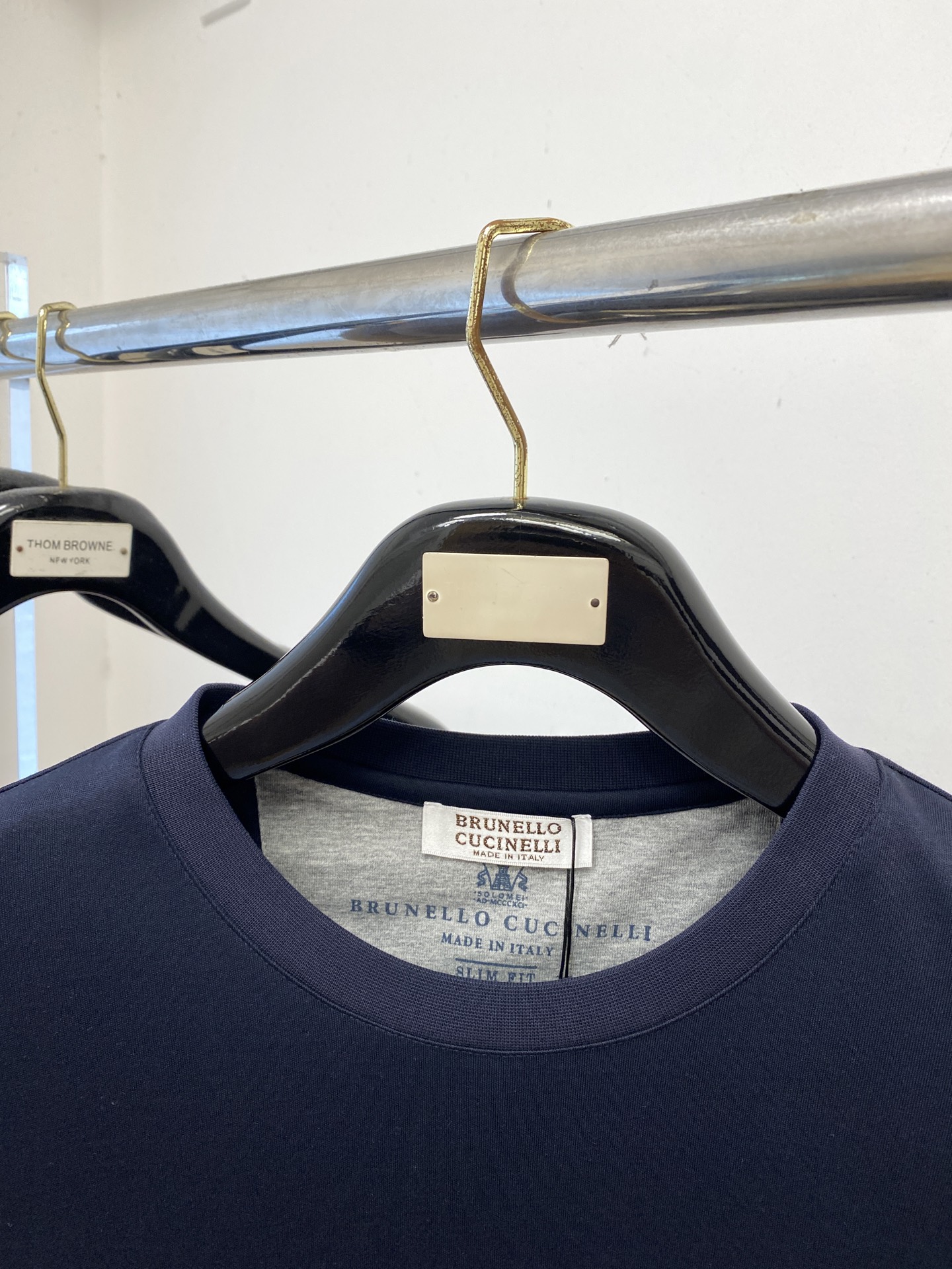 ￼ Brunello Cucinelli、2025最新款长袖，帅气时尚，胸前精致刺绣图案logo，简约百