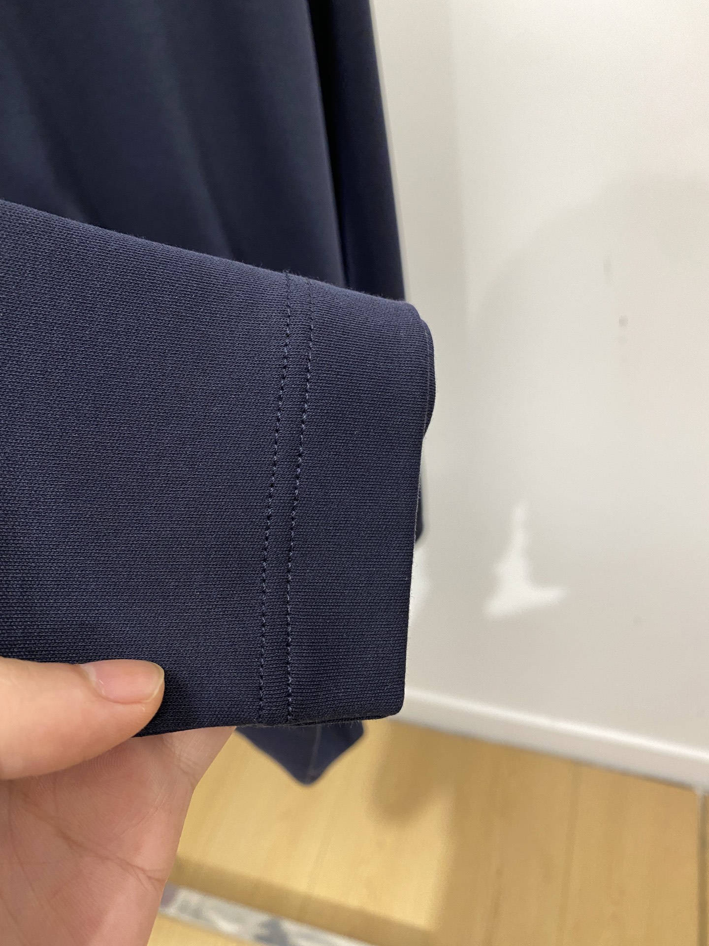 ￼ Brunello Cucinelli、2025最新款长袖，帅气时尚，胸前精致刺绣图案logo，简约百