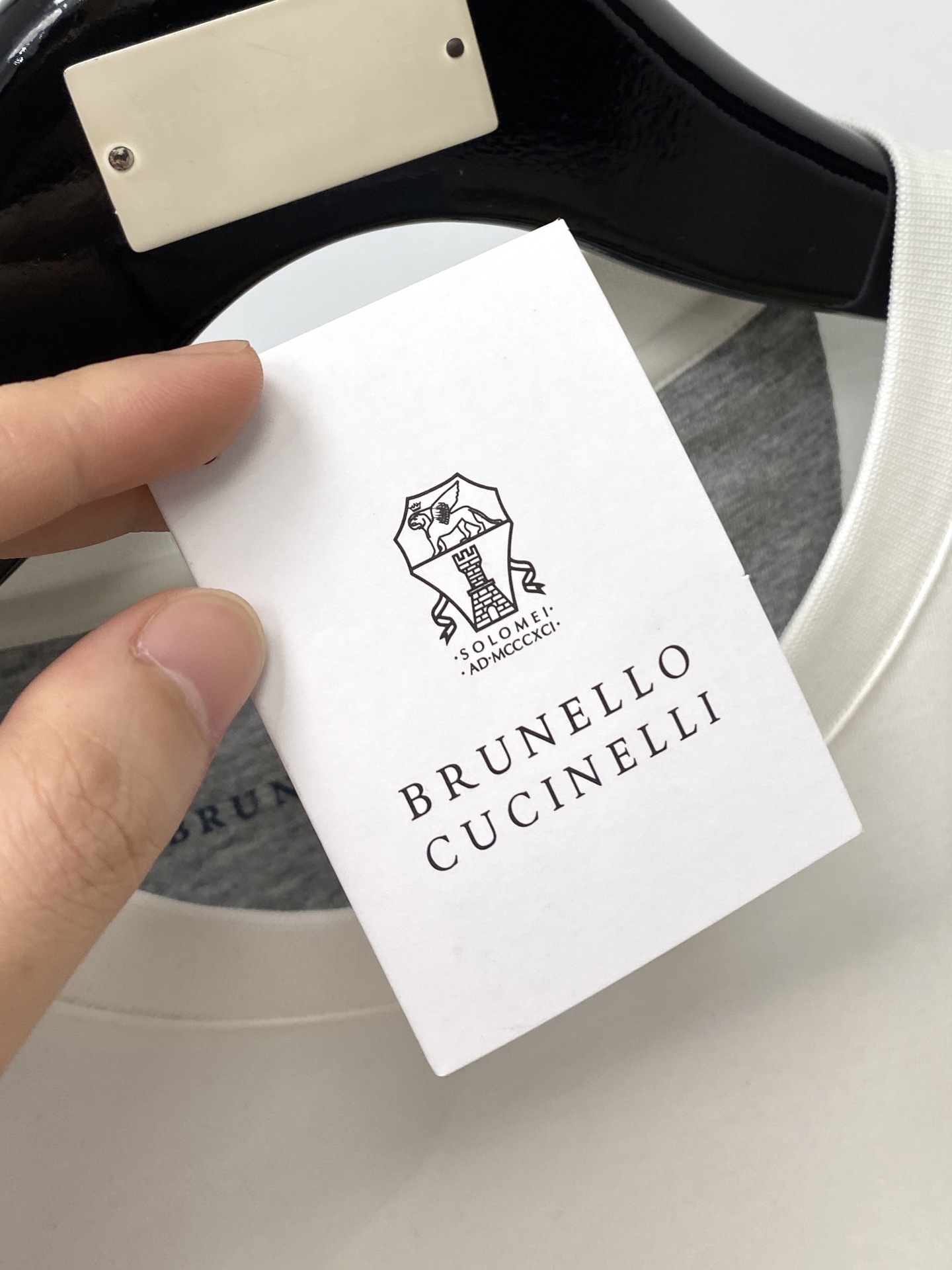 Brunello Cucinelli、2025最新款长袖，帅气时尚，胸前精致刺绣图案logo，简约百搭款
