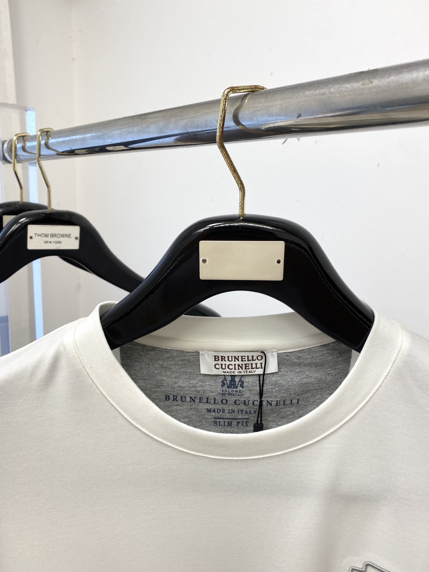 Brunello Cucinelli、2025最新款长袖，帅气时尚，胸前精致刺绣图案logo，简约百搭款