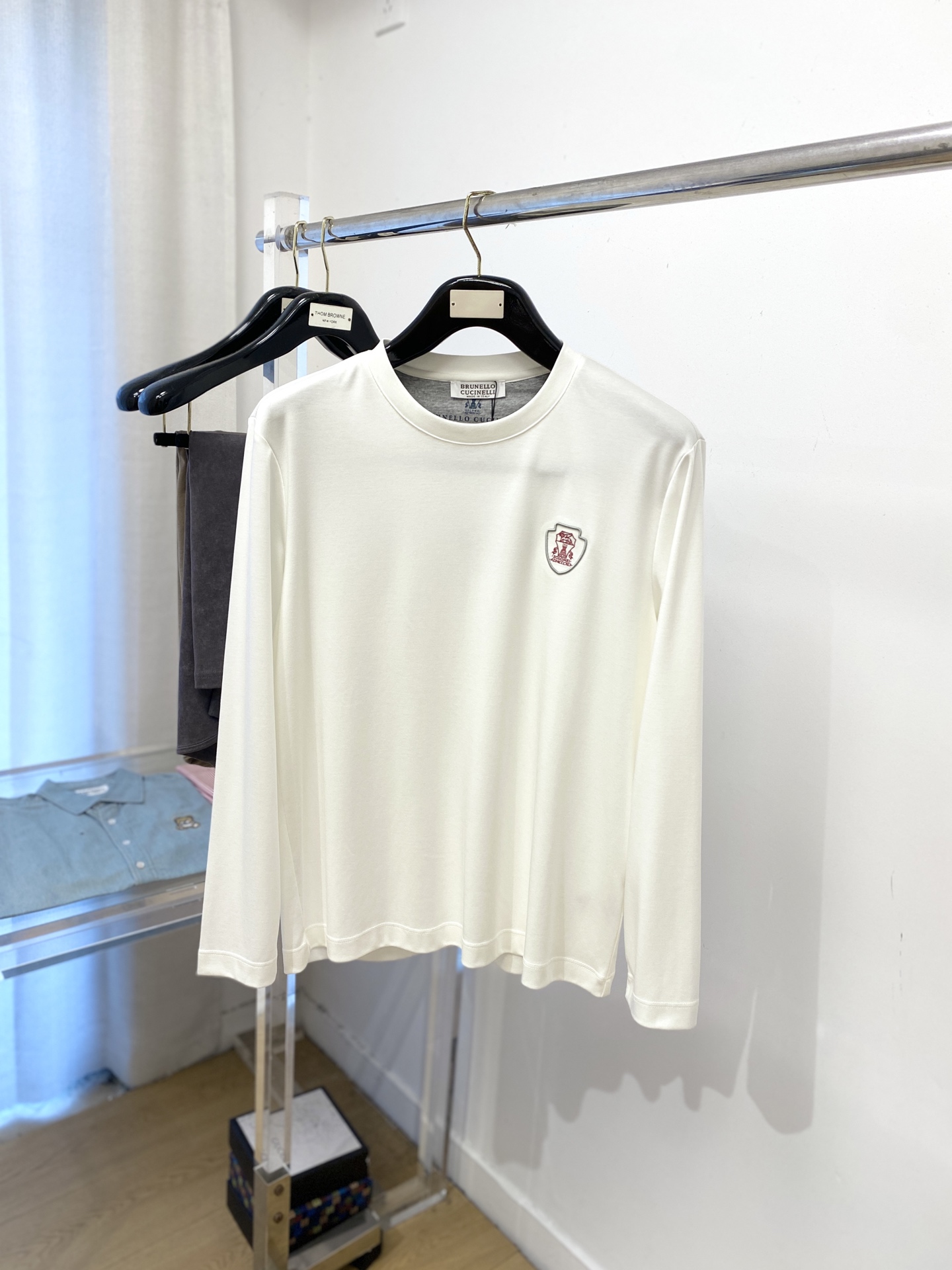 NO:563635,Brunello Cucinelli, 2025 latest long-sleeved model, handsome and fashionable, exquisite embroidered logo on the chest, simple and versatile. The fabric is cotton, which is not only crisp and maintains the trendy silhouette, but also comfortable to wear, and the yarn is more delicate. Size M-4XL,, brunello cucinelli, alexander wang19860909Brunello Cucinelli、2025最新款长袖,帅气时尚,胸前精致刺绣图案logo,简约百搭款.面料棉 不仅挺括,保持潮流的廓形,又穿着舒适,纱织更细腻,码数M-4XL,,brunello cucinelli,alexander wang,Men's clothing