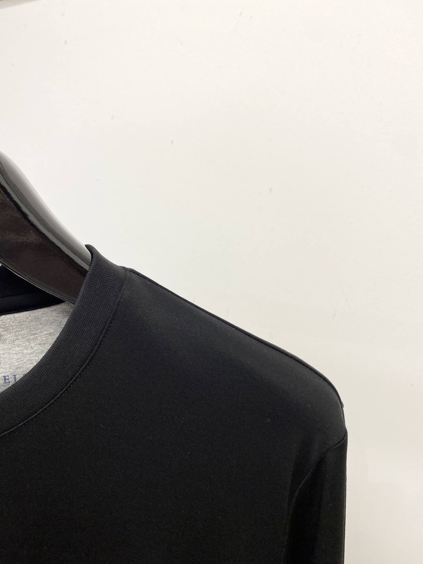 Brunello Cucinelli、2025最新款长袖，帅气时尚，胸前精致刺绣图案logo，简约百搭款