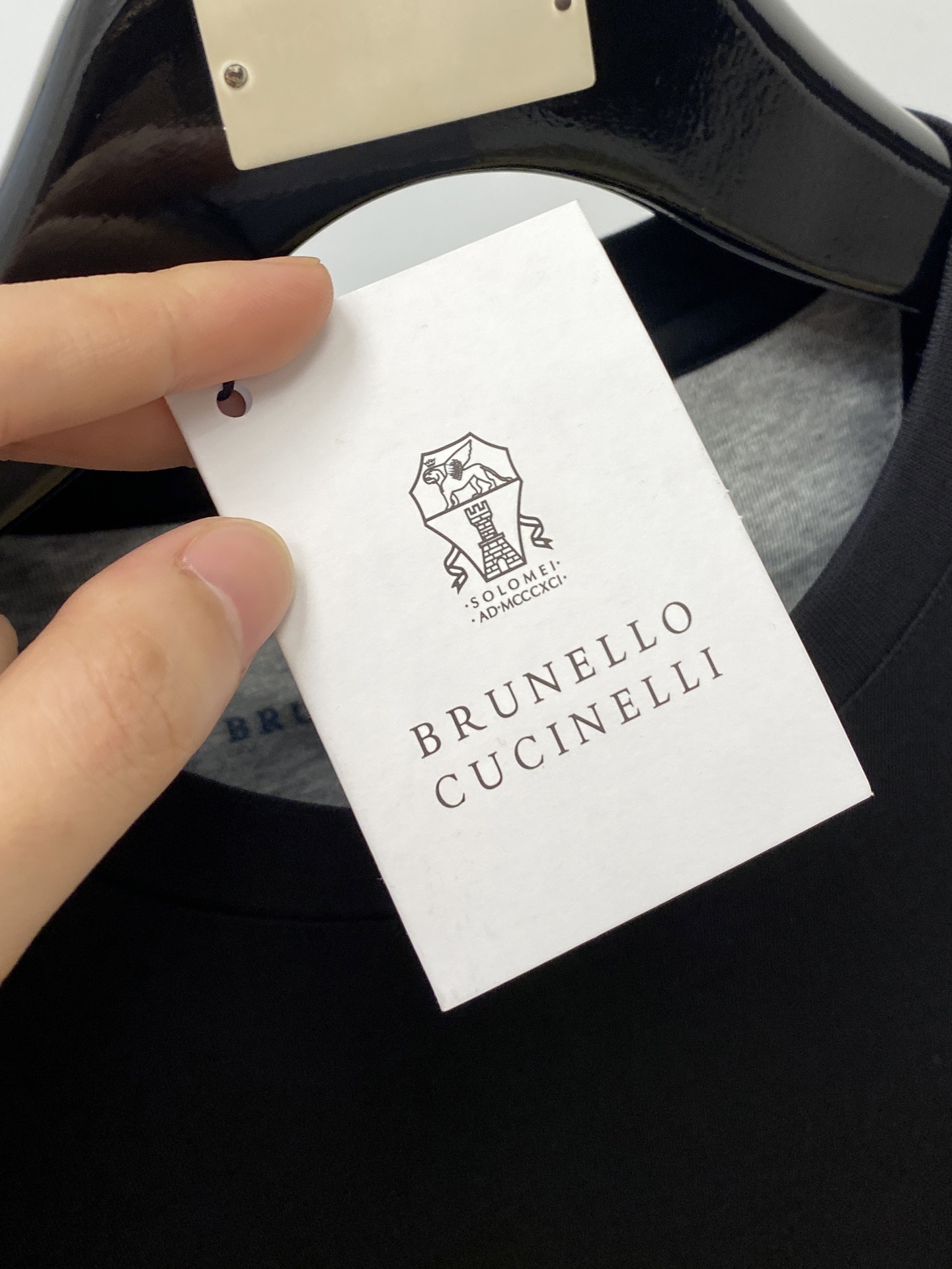 Brunello Cucinelli、2025最新款长袖，帅气时尚，胸前精致刺绣图案logo，简约百搭款