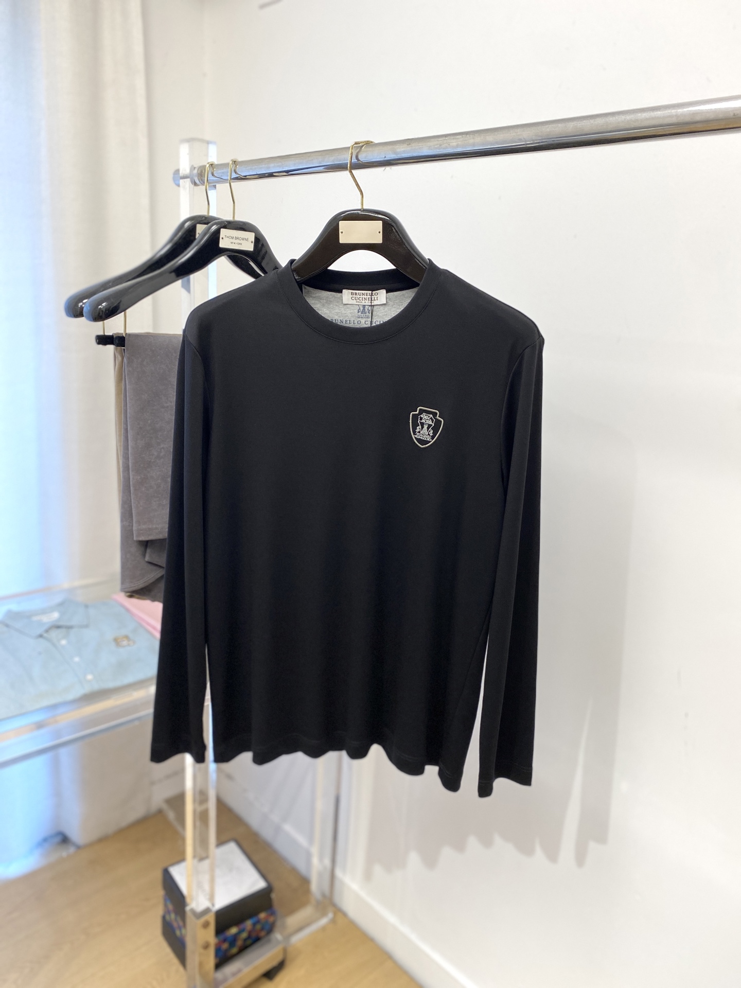 Brunello Cucinelli、2025最新款长袖，帅气时尚，胸前精致刺绣图案logo，简约百搭款