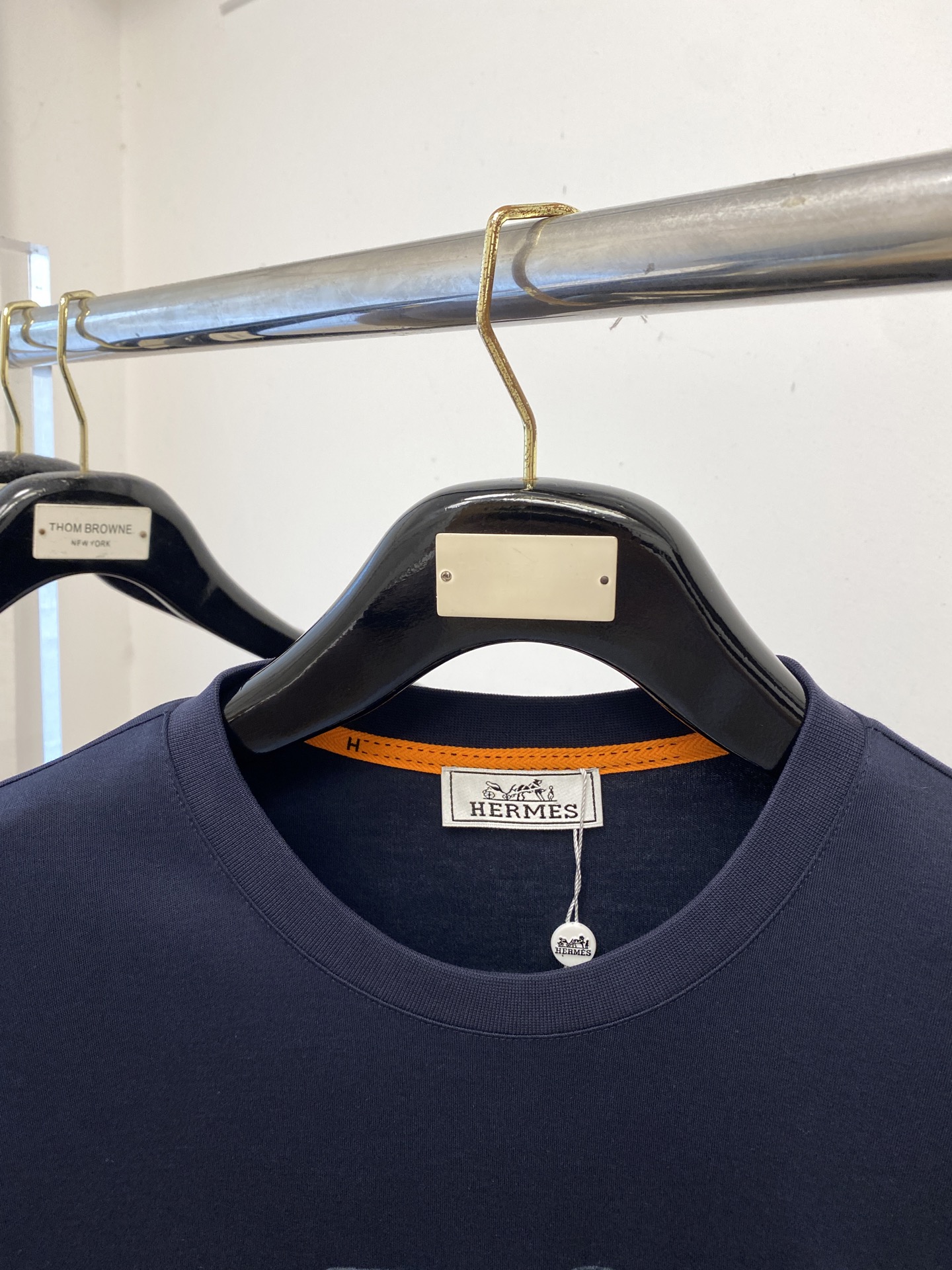 爱马仕、2025最新款长袖，帅气时尚，胸前精致刺绣图案logo，简约百搭款。面料棉 不仅挺括，保持潮流的