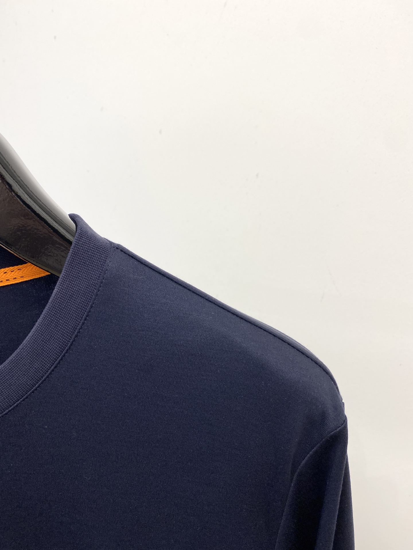 爱马仕、2025最新款长袖，帅气时尚，胸前精致刺绣图案logo，简约百搭款。面料棉 不仅挺括，保持潮流的