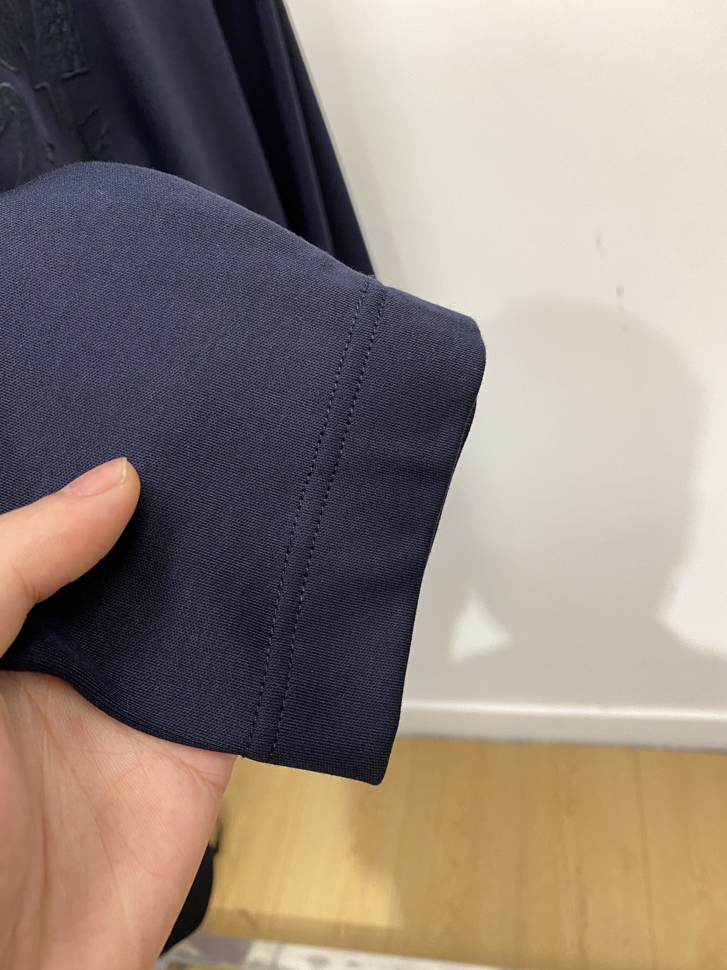 爱马仕、2025最新款长袖，帅气时尚，胸前精致刺绣图案logo，简约百搭款。面料棉 不仅挺括，保持潮流的