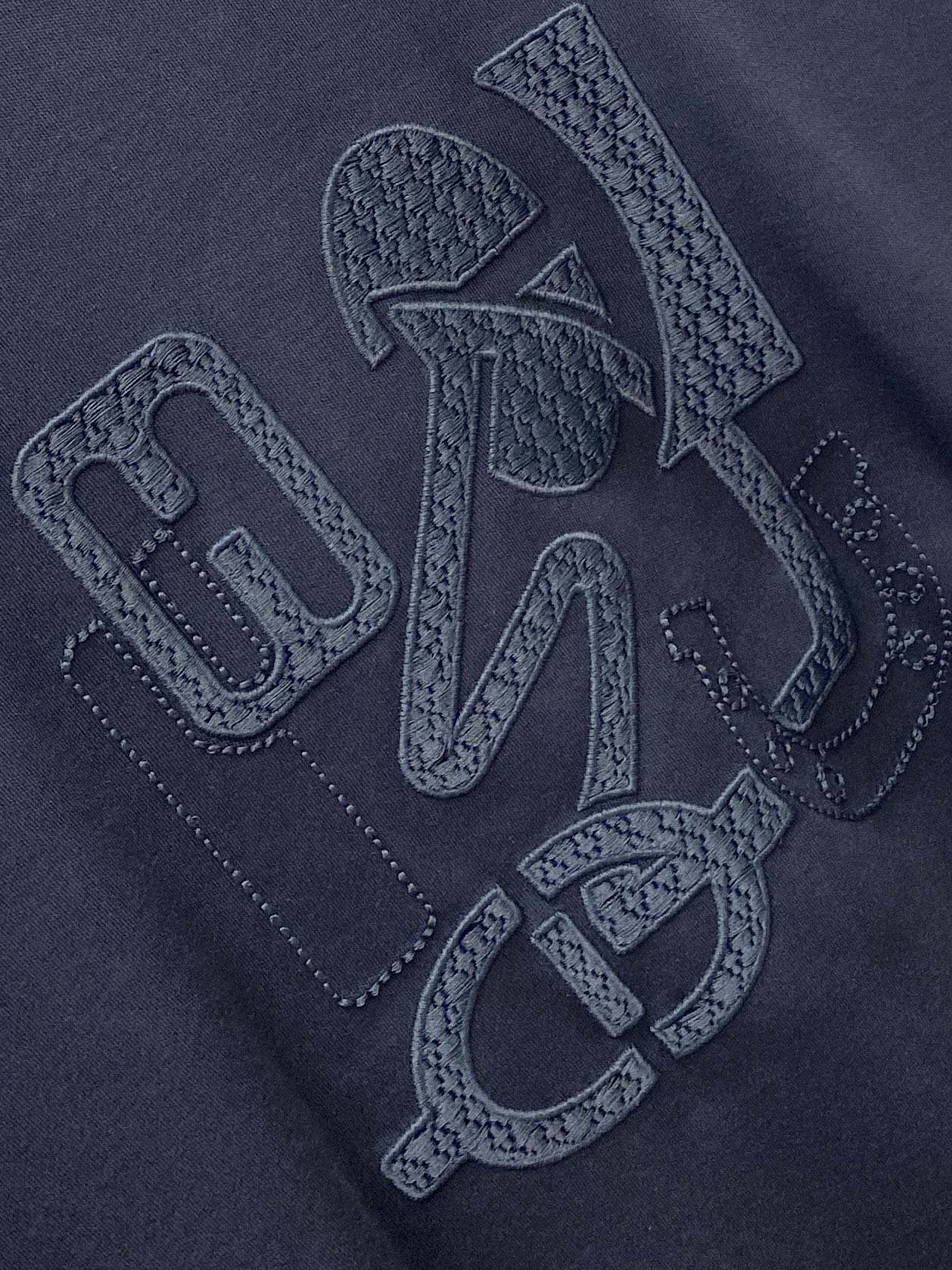 爱马仕、2025最新款长袖，帅气时尚，胸前精致刺绣图案logo，简约百搭款。面料棉 不仅挺括，保持潮流的