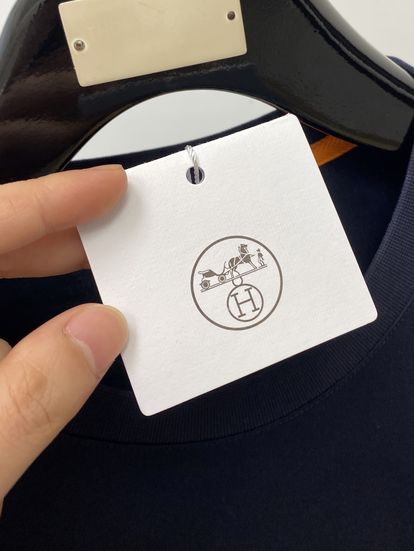 爱马仕、2025最新款长袖，帅气时尚，胸前精致刺绣图案logo，简约百搭款。面料棉 不仅挺括，保持潮流的