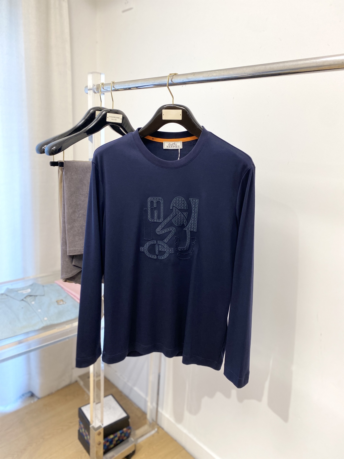 NO:563630,Hermes, 2025 latest long-sleeved model, handsome and fashionable, exquisite embroidered logo on the chest, simple and versatile. The fabric cotton is not only crisp and maintains the trendy silhouette, but also comfortable to wear, and the yarn is more delicate. Size M-4XL,,hermes,alexander wang19860909爱马仕、2025最新款长袖,帅气时尚,胸前精致刺绣图案logo,简约百搭款.面料棉 不仅挺括,保持潮流的廓形,又穿着舒适,纱织更细腻,码数M-4XL,,hermes,alexander wang,Men's clothing