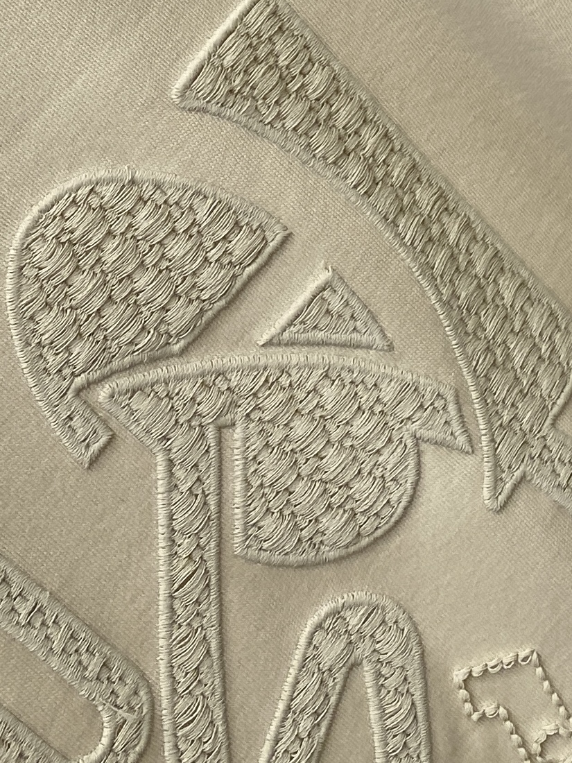 爱马仕、2025最新款长袖，帅气时尚，胸前精致刺绣图案logo，简约百搭款。面料棉 不仅挺括，保持潮流的