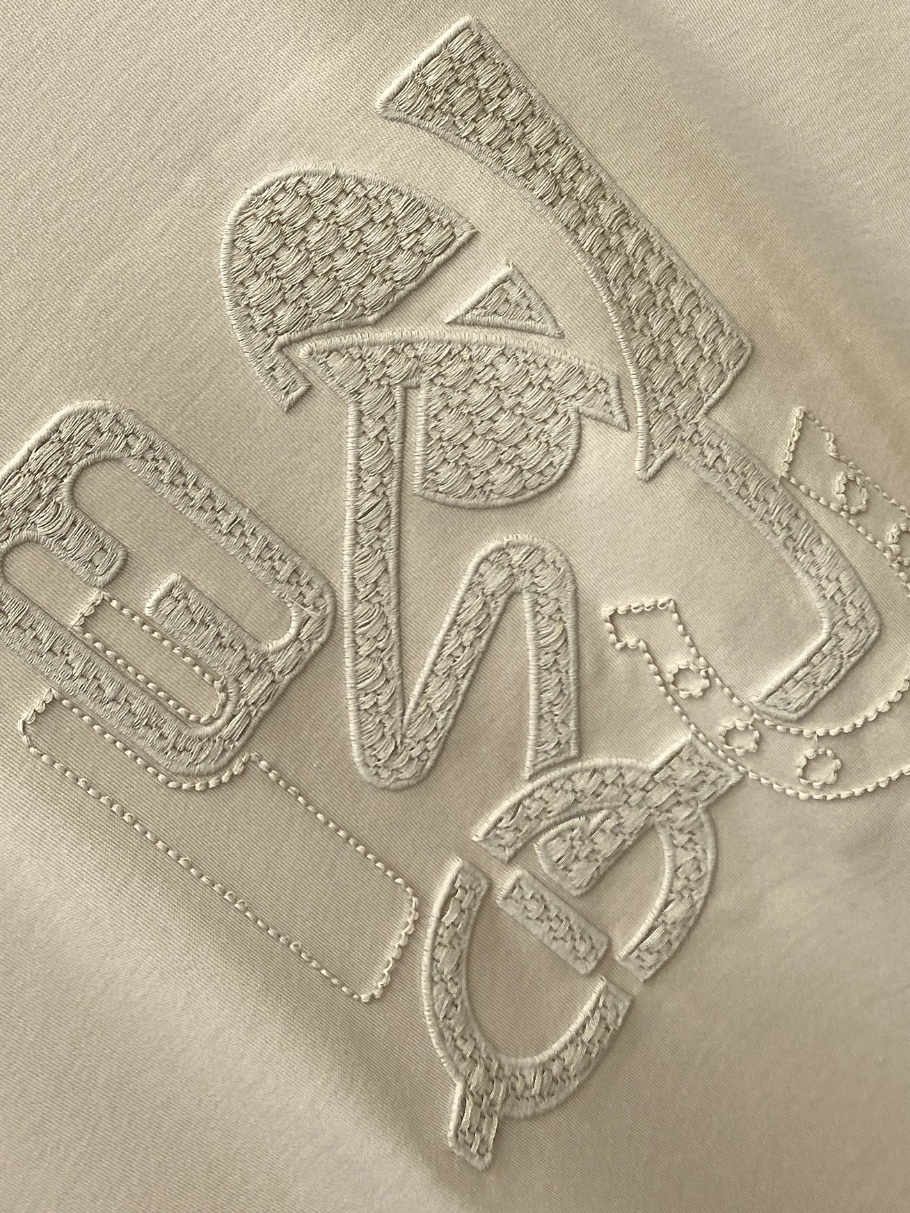 爱马仕、2025最新款长袖，帅气时尚，胸前精致刺绣图案logo，简约百搭款。面料棉 不仅挺括，保持潮流的