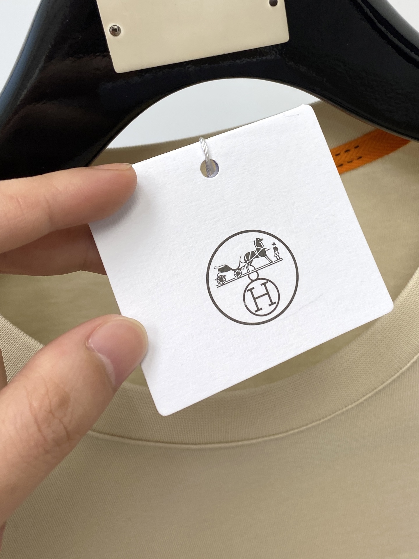 爱马仕、2025最新款长袖，帅气时尚，胸前精致刺绣图案logo，简约百搭款。面料棉 不仅挺括，保持潮流的