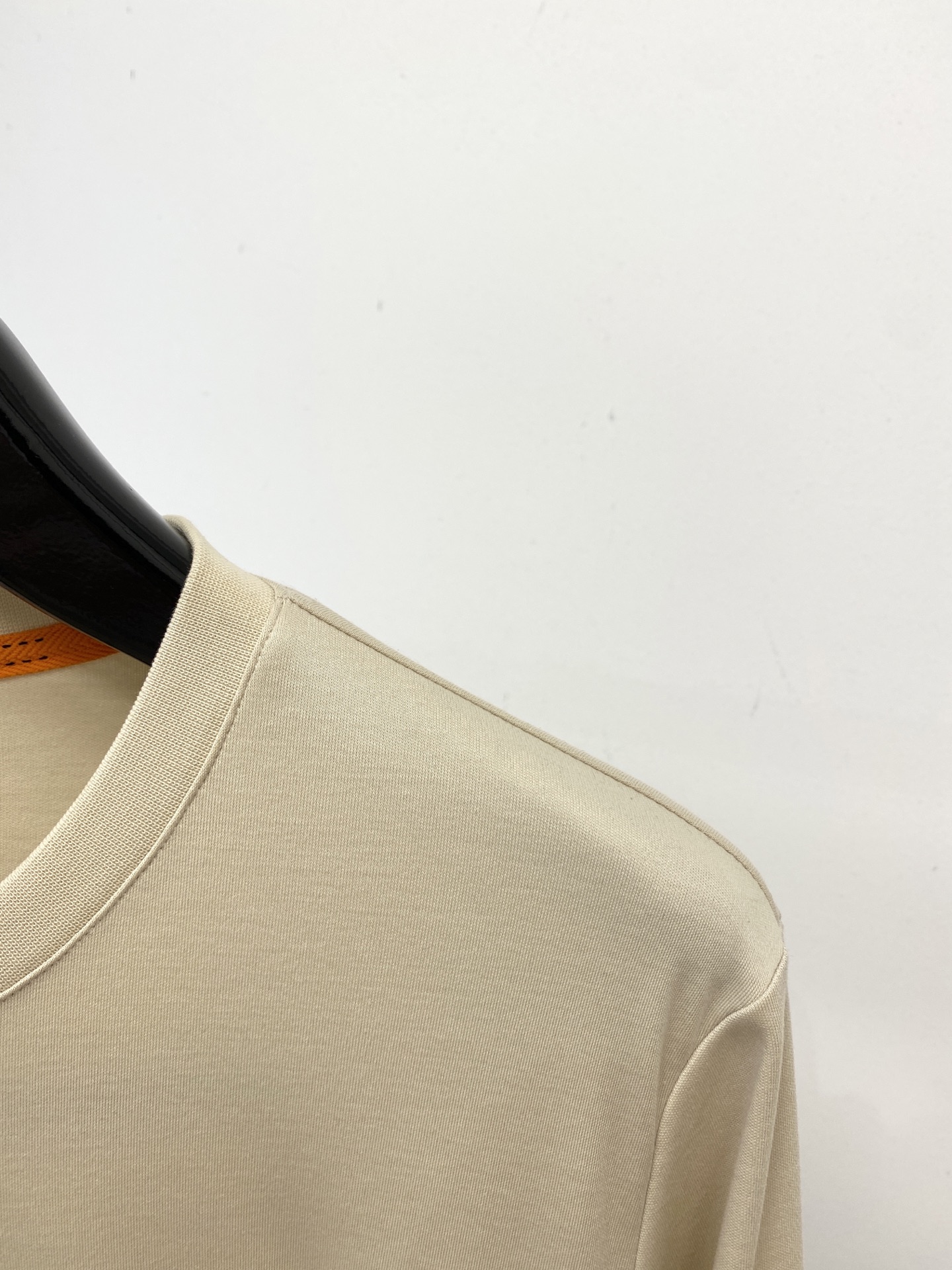 爱马仕、2025最新款长袖，帅气时尚，胸前精致刺绣图案logo，简约百搭款。面料棉 不仅挺括，保持潮流的